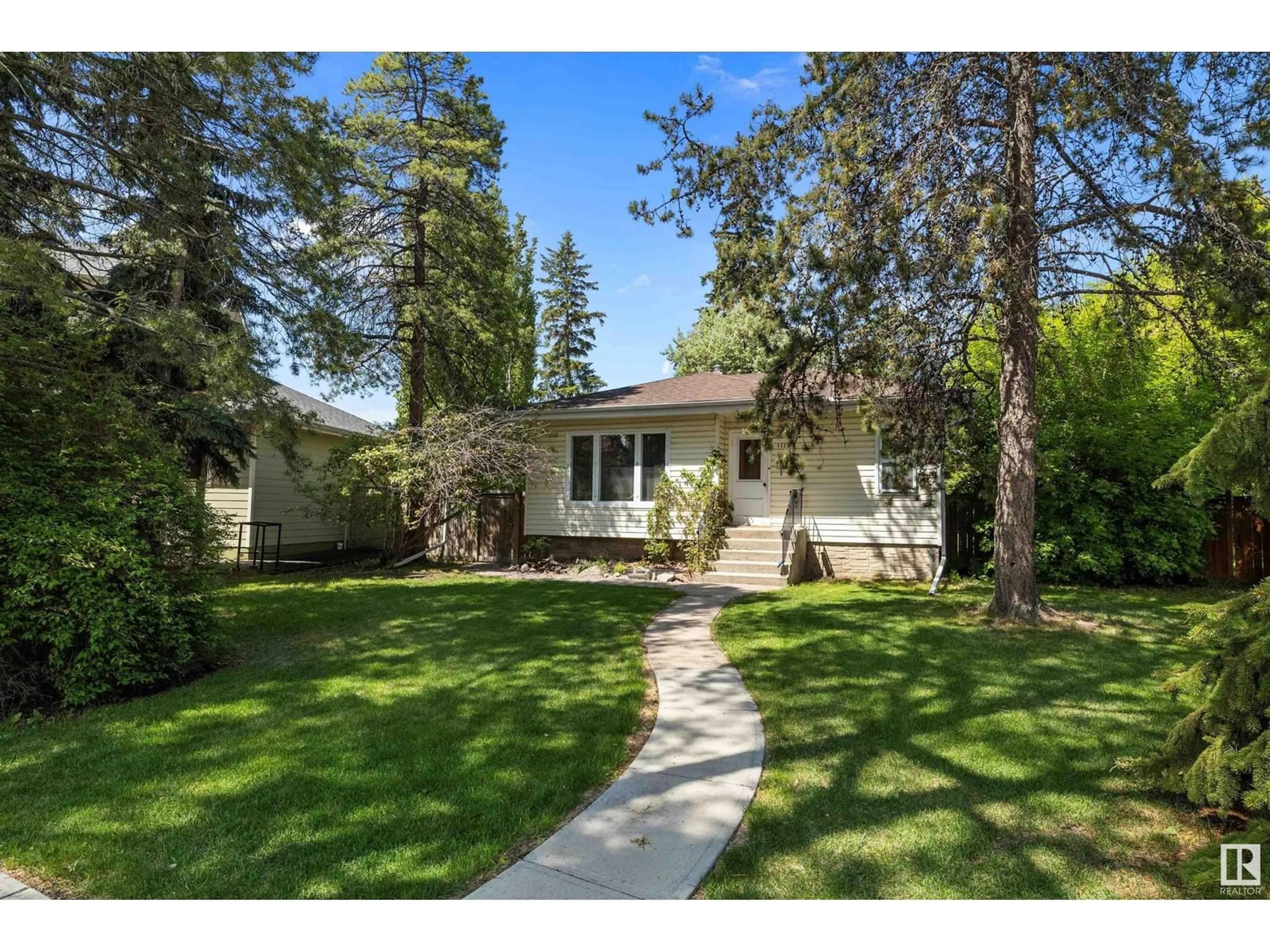 A pic from outside/outdoor area/front of a property/back of a property/a pic from drone, street for 11128 75 AV, Edmonton Alberta T6G0H2