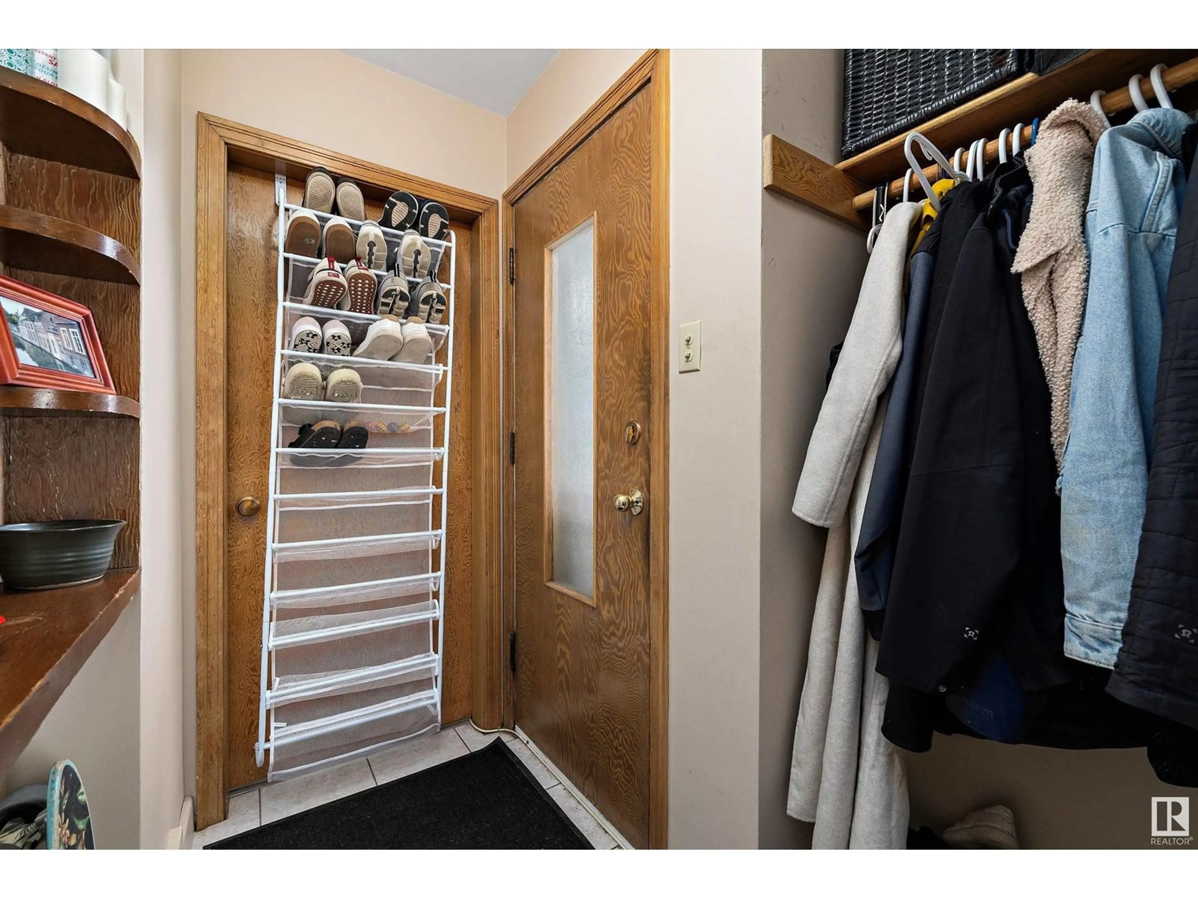 Indoor entryway for 11128 75 AV, Edmonton Alberta T6G0H2