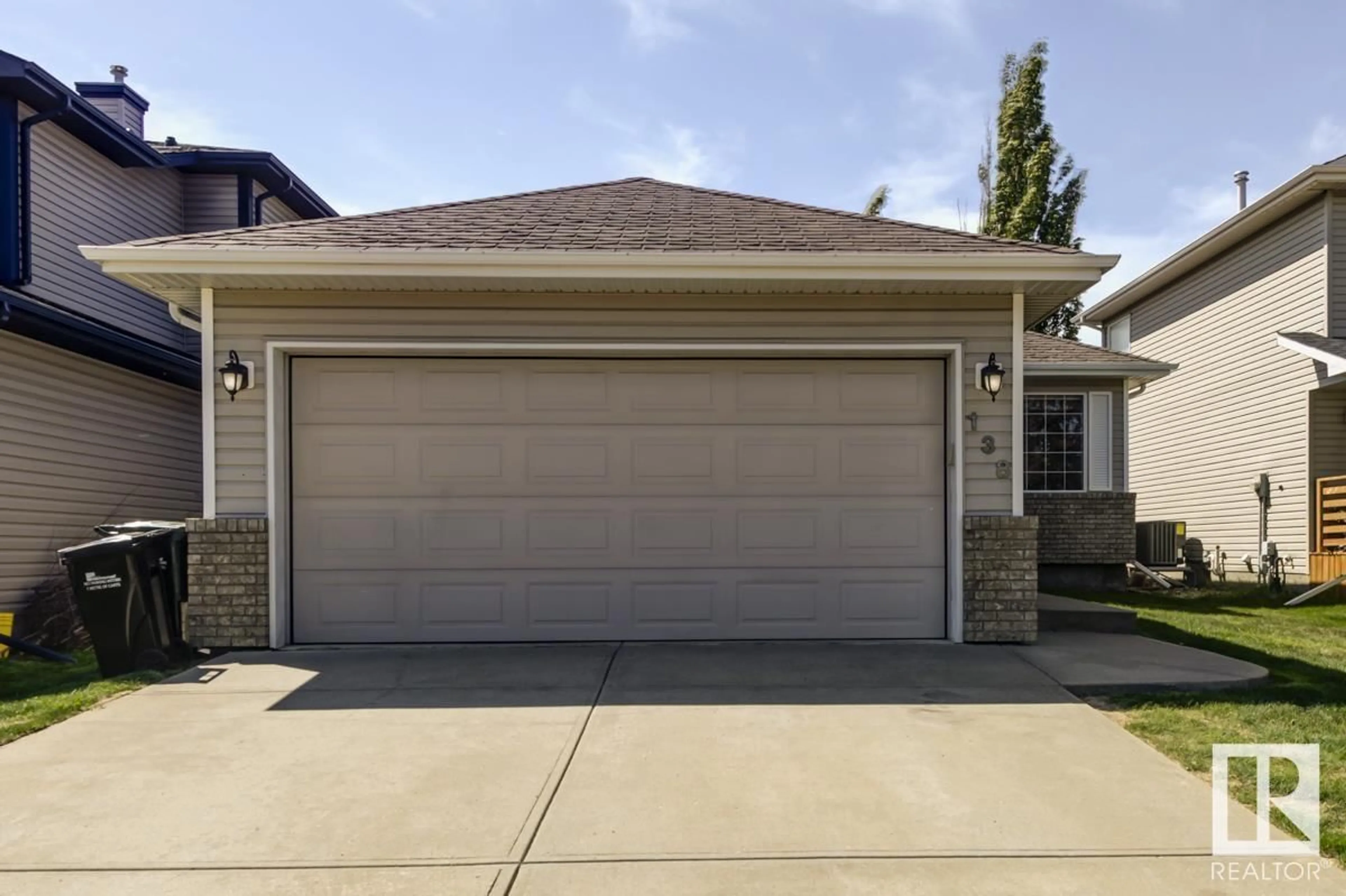 Indoor garage for 138 SUNFLOWER CR, Sherwood Park Alberta T8H2N2