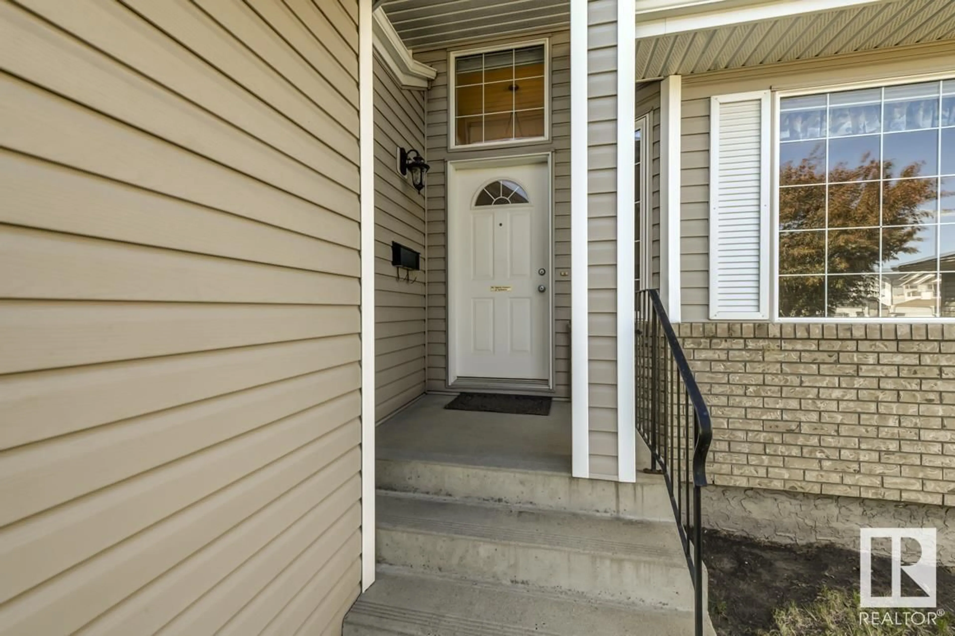 Indoor entryway for 138 SUNFLOWER CR, Sherwood Park Alberta T8H2N2