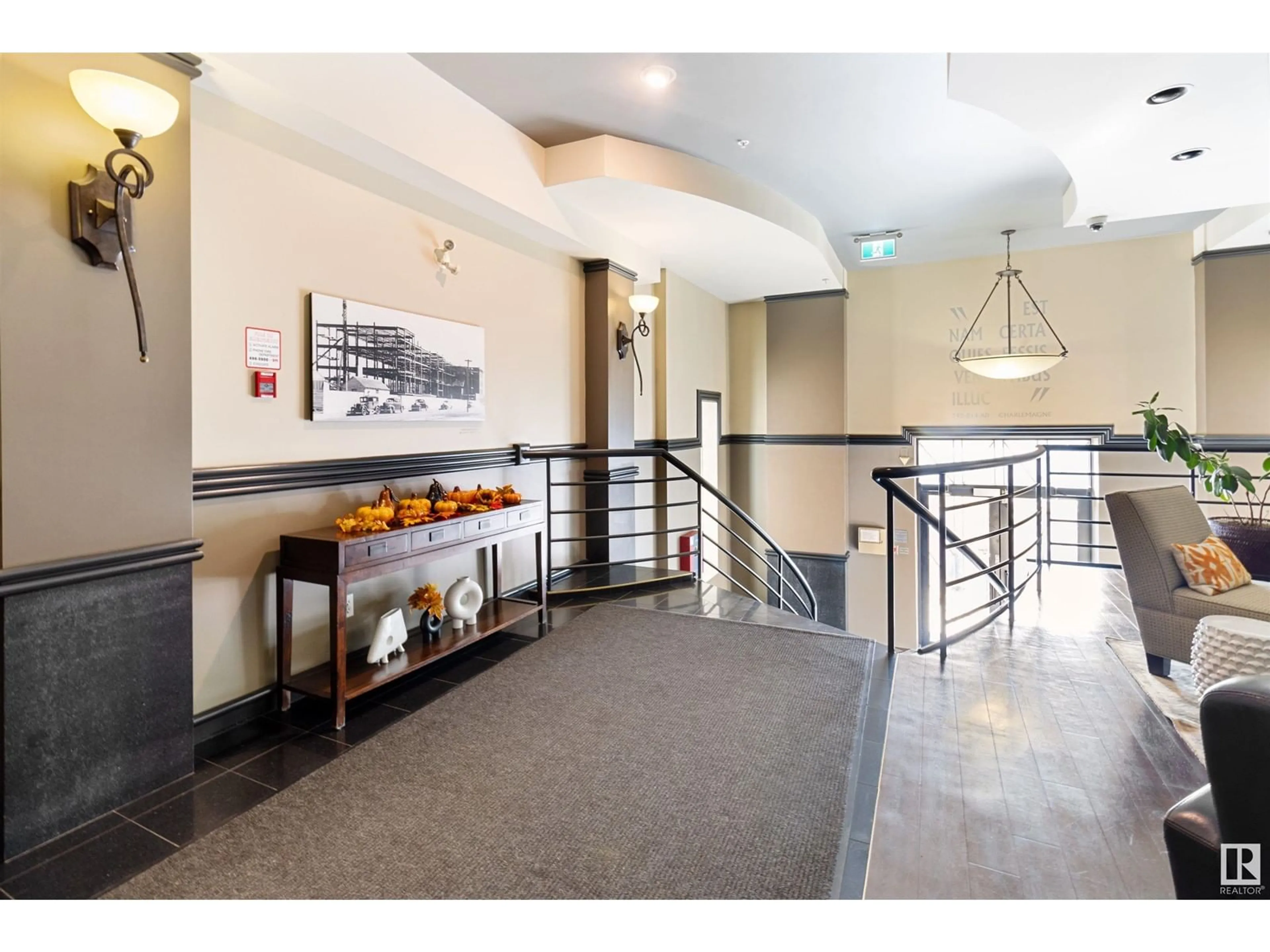 Indoor foyer for 511 10728 82 AV NW, Edmonton Alberta T6E6P5