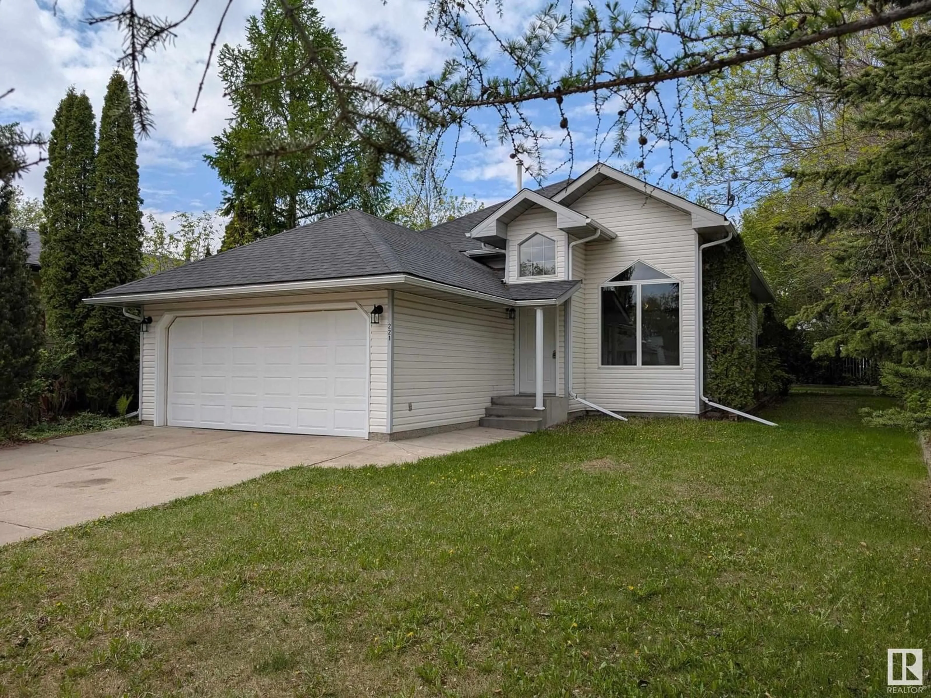 Home with vinyl exterior material, street for 221 GRANDIN DR, Morinville Alberta T8R1H6