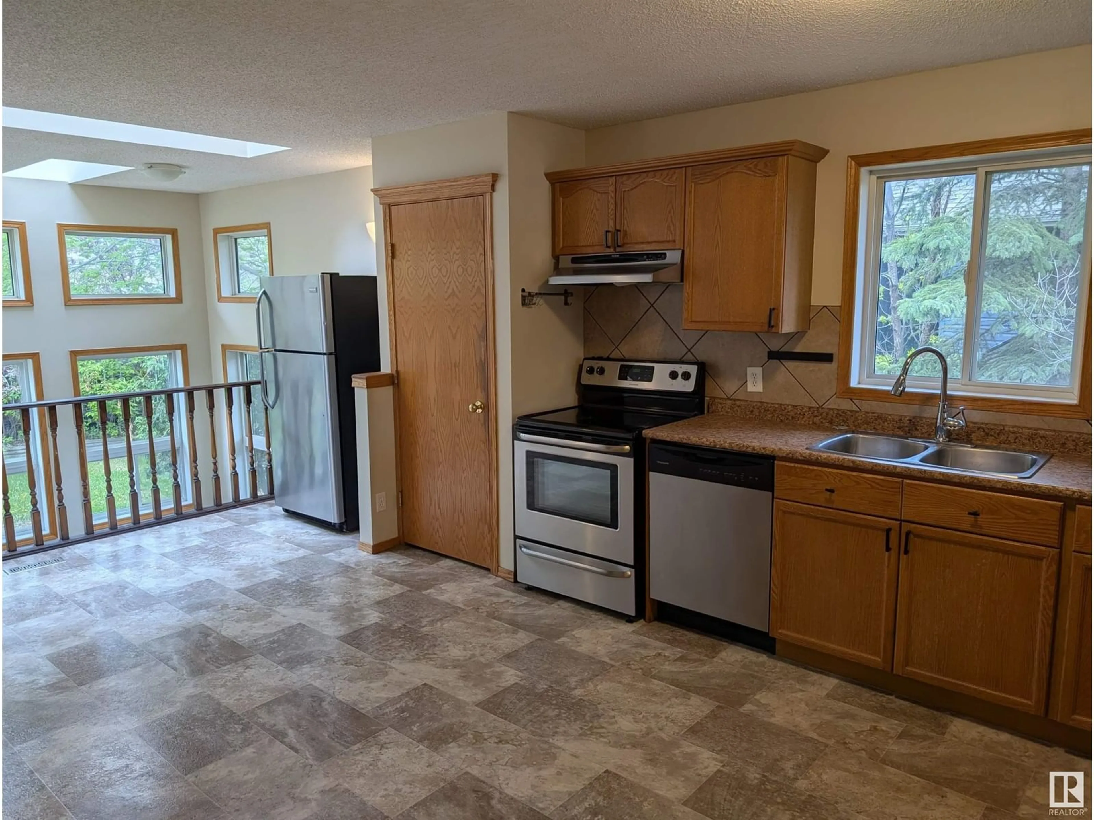 Standard kitchen, unknown for 221 GRANDIN DR, Morinville Alberta T8R1H6