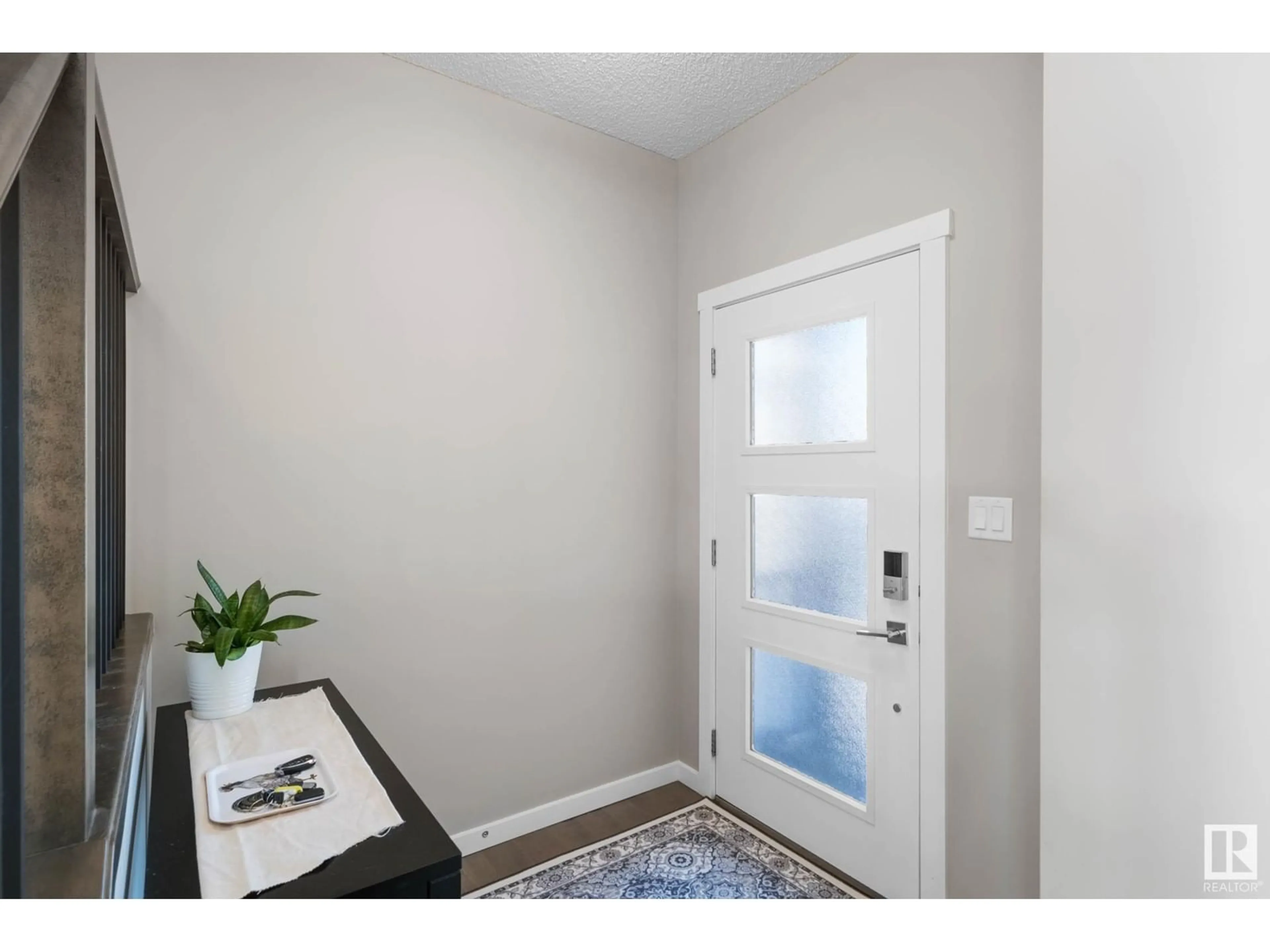 Indoor entryway for 3904 5 ST, Edmonton Alberta T6T2G4