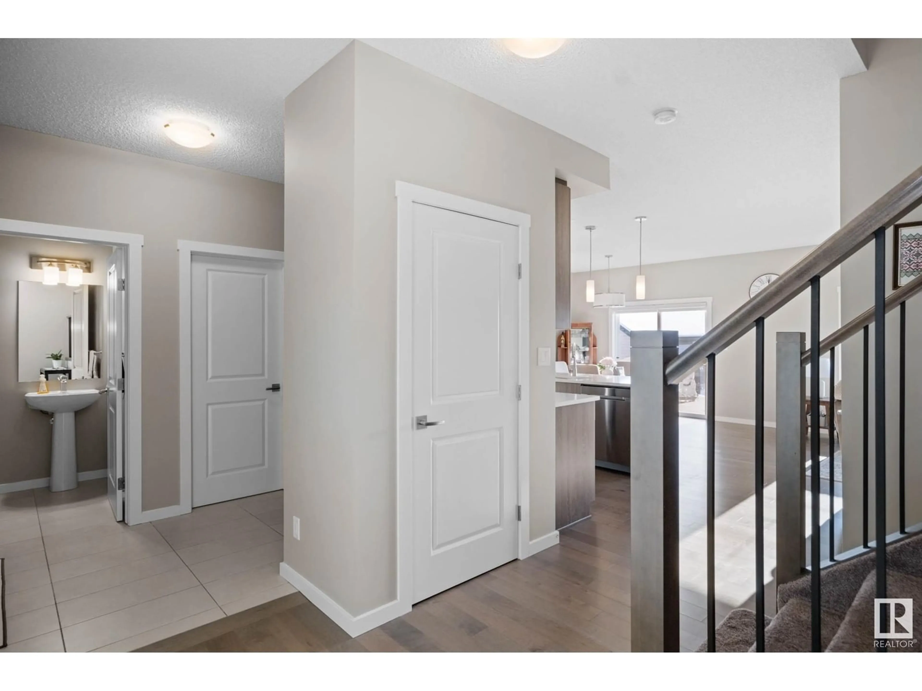 Indoor entryway for 3904 5 ST, Edmonton Alberta T6T2G4