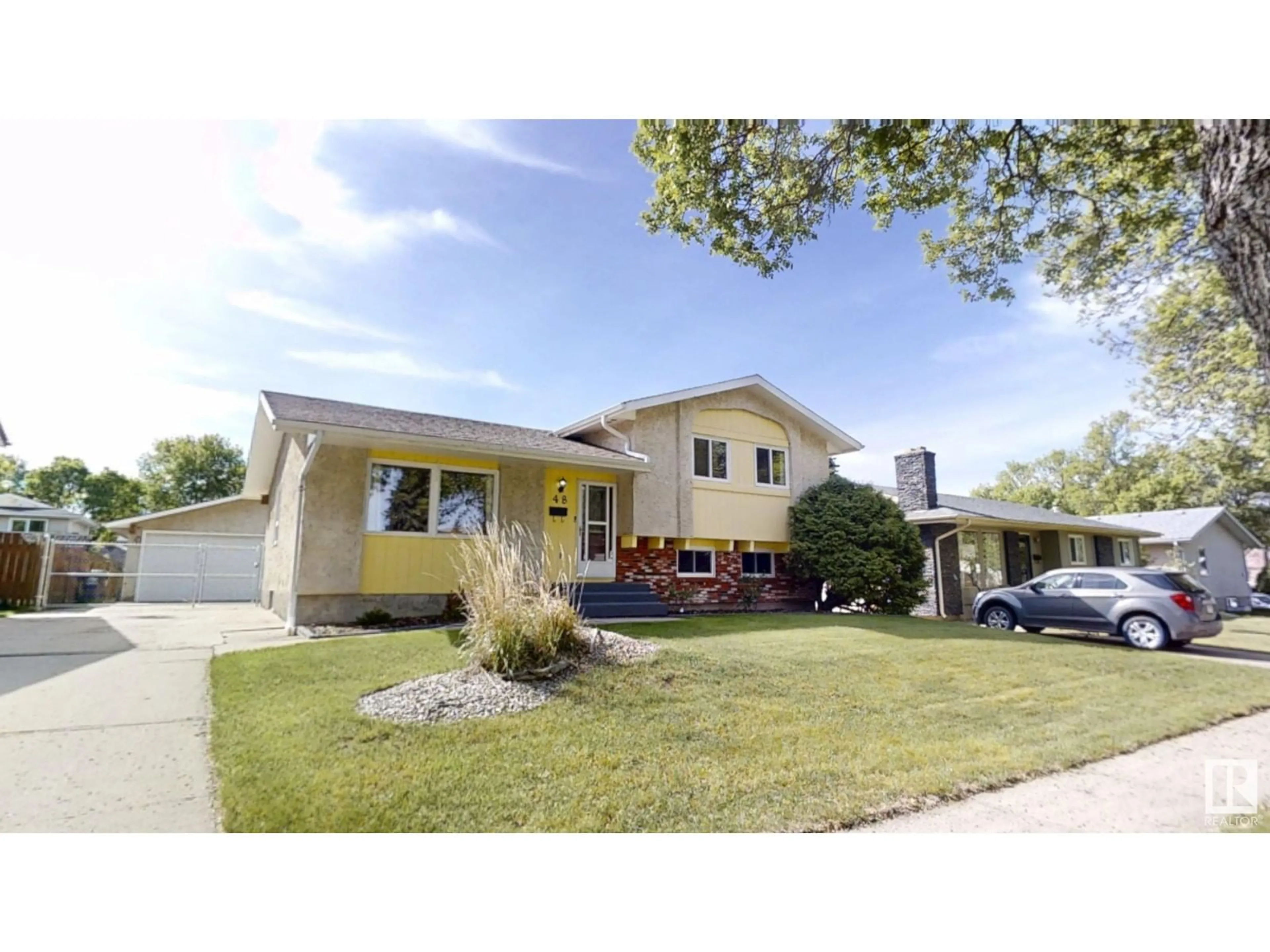Home with vinyl exterior material, street for 48 LONGVIEW CR, St. Albert Alberta T8N2W2
