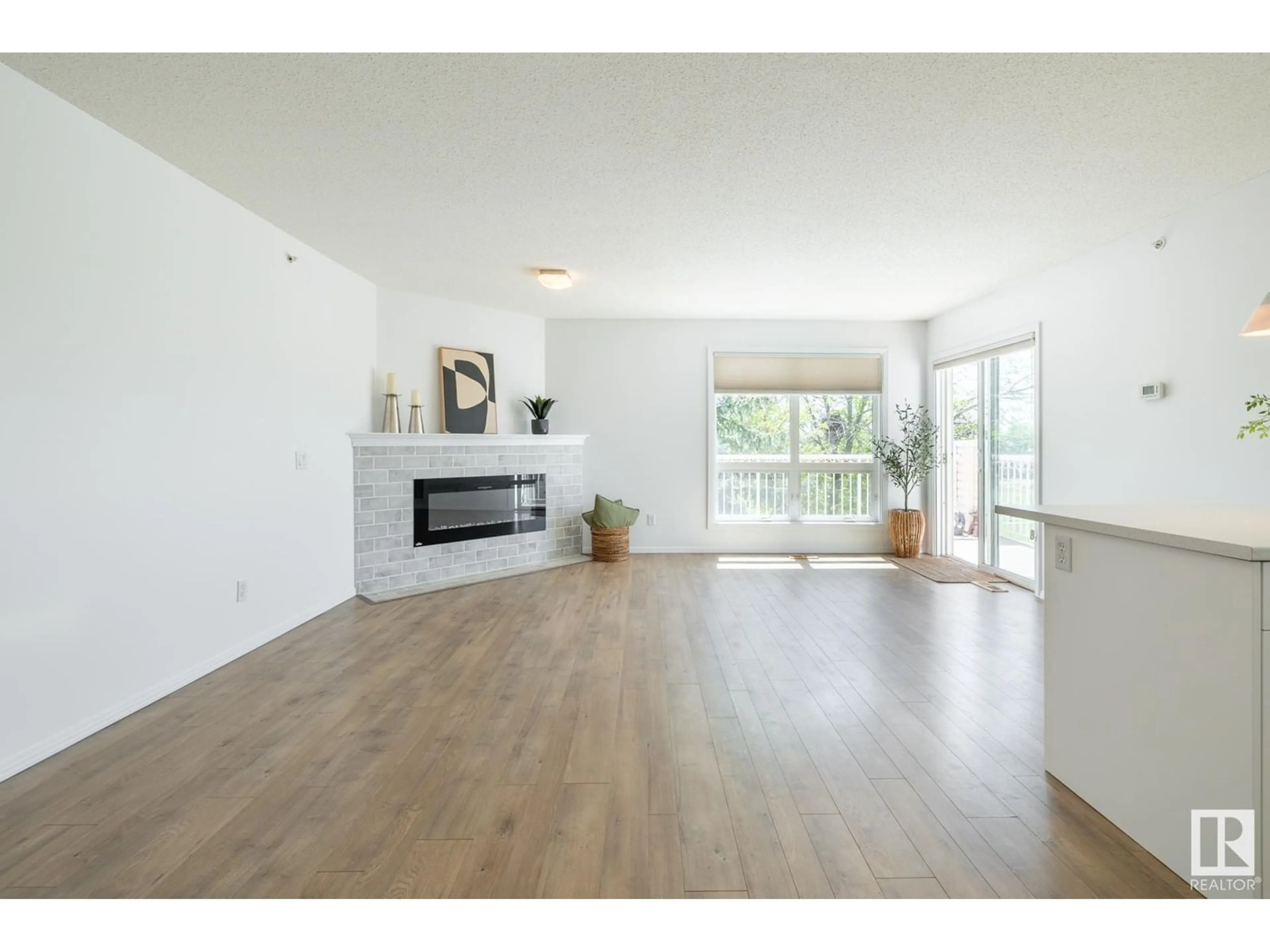 A pic of a room for #402 - 10528 77 AV, Edmonton Alberta T6E1N1