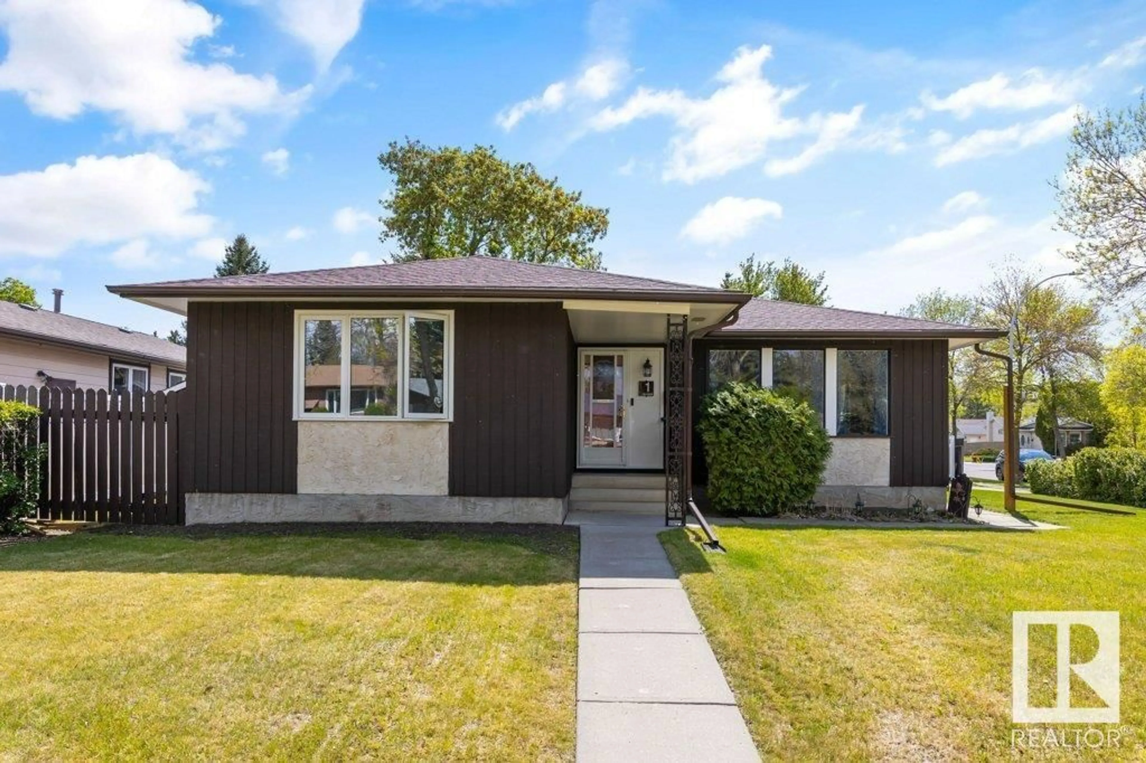 Home with vinyl exterior material, street for 1 ALLISON PL, St. Albert Alberta T8N3A1