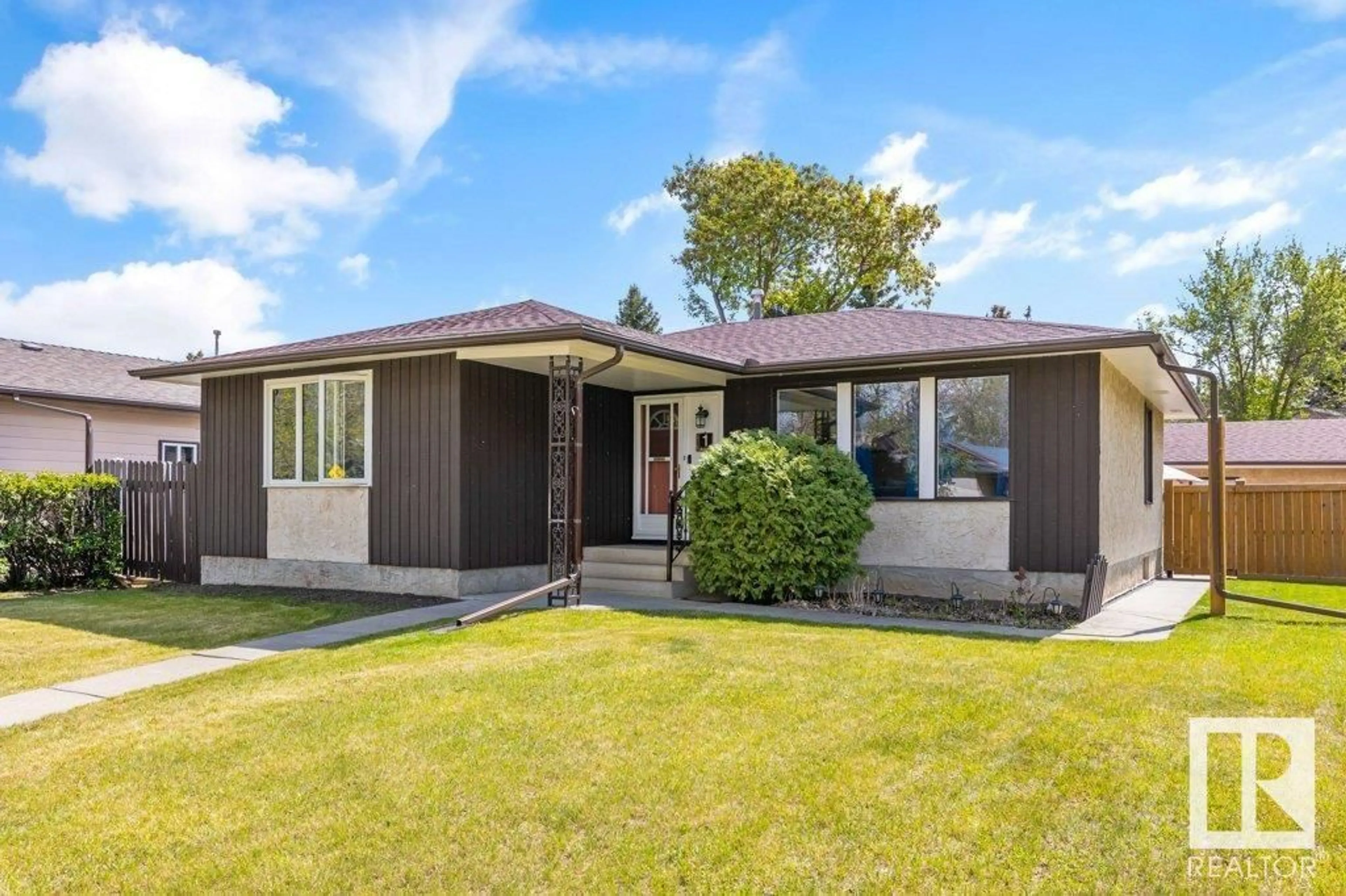 Home with vinyl exterior material, street for 1 ALLISON PL, St. Albert Alberta T8N3A1
