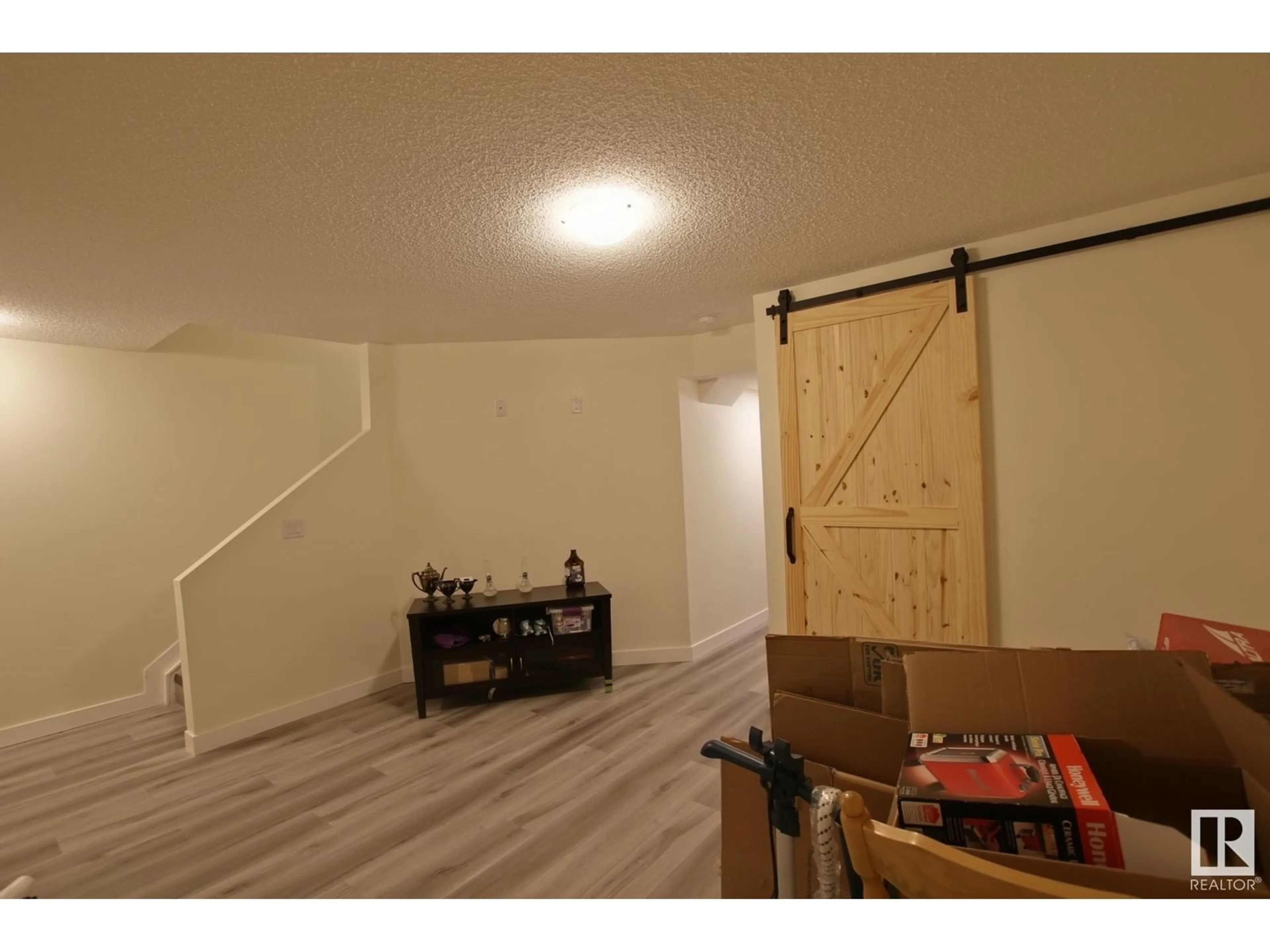 A pic of a room for 6032 SOUTH TERWILLEGAR BV, Edmonton Alberta T6R0K6
