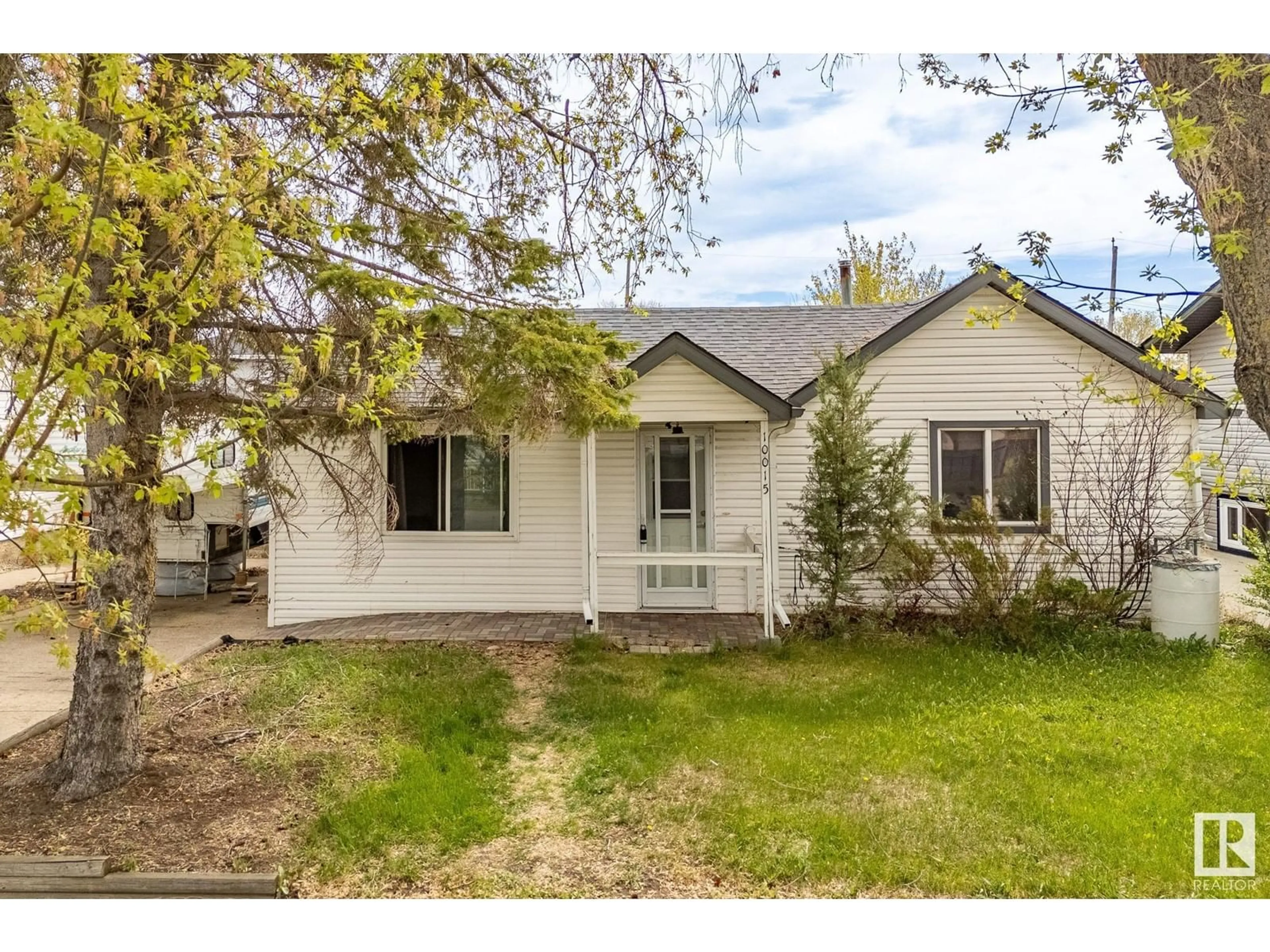 Home with vinyl exterior material, street for 10015 105 ST, Morinville Alberta T8R1A4