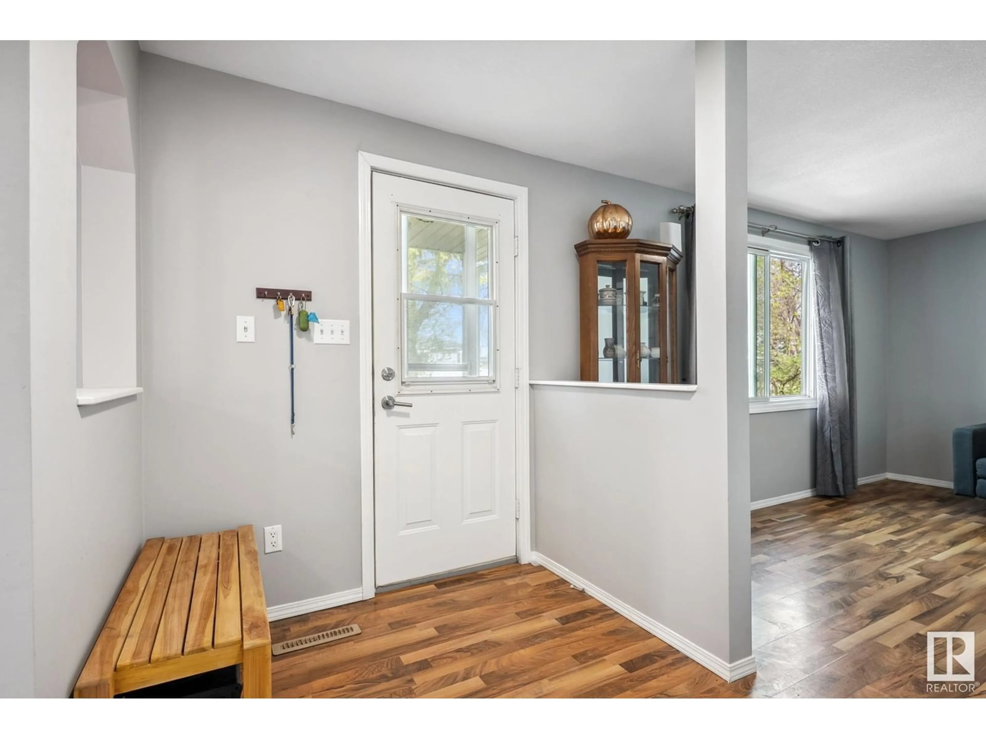 Indoor entryway for 10015 105 ST, Morinville Alberta T8R1A4