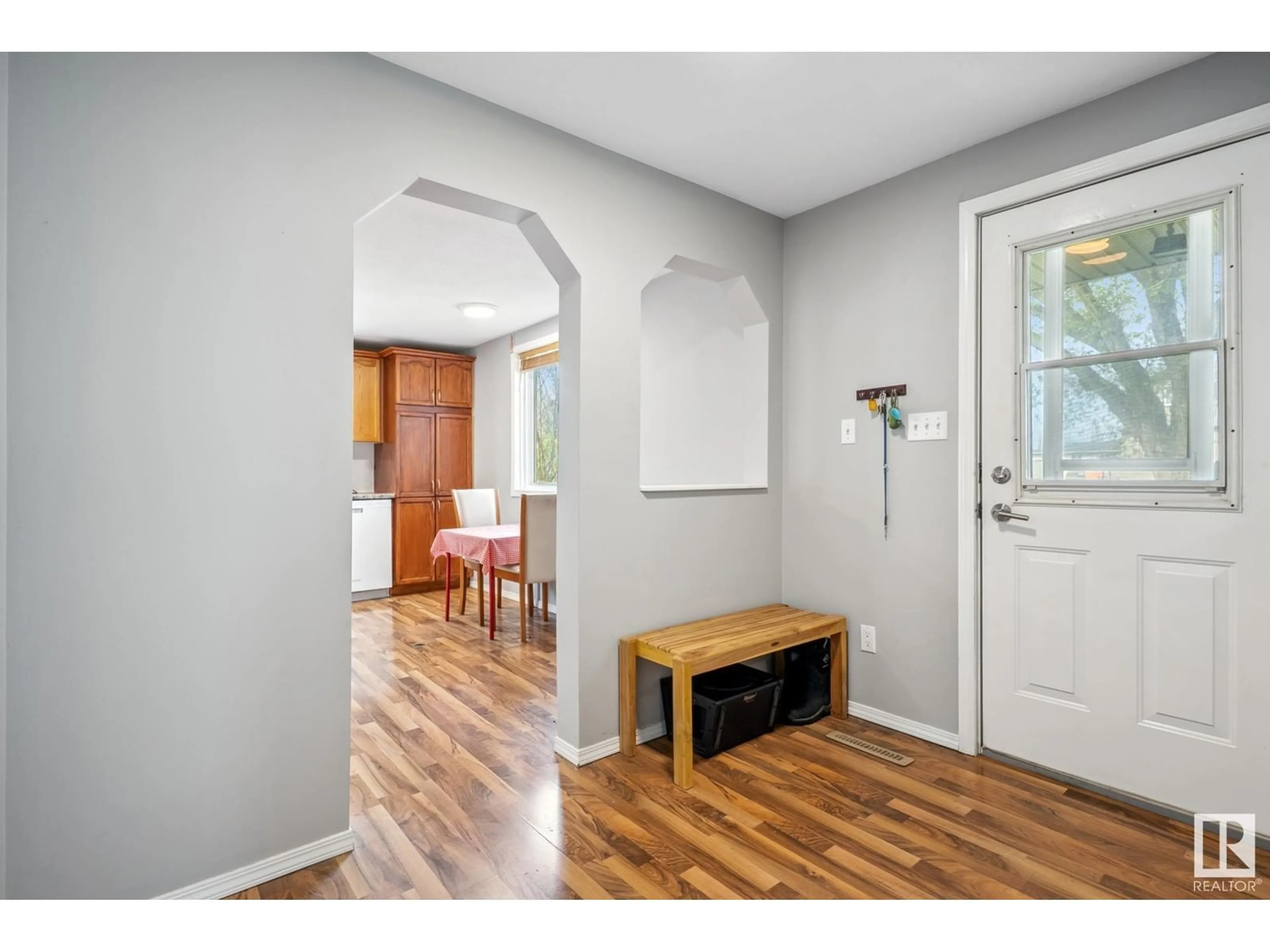 Indoor entryway for 10015 105 ST, Morinville Alberta T8R1A4