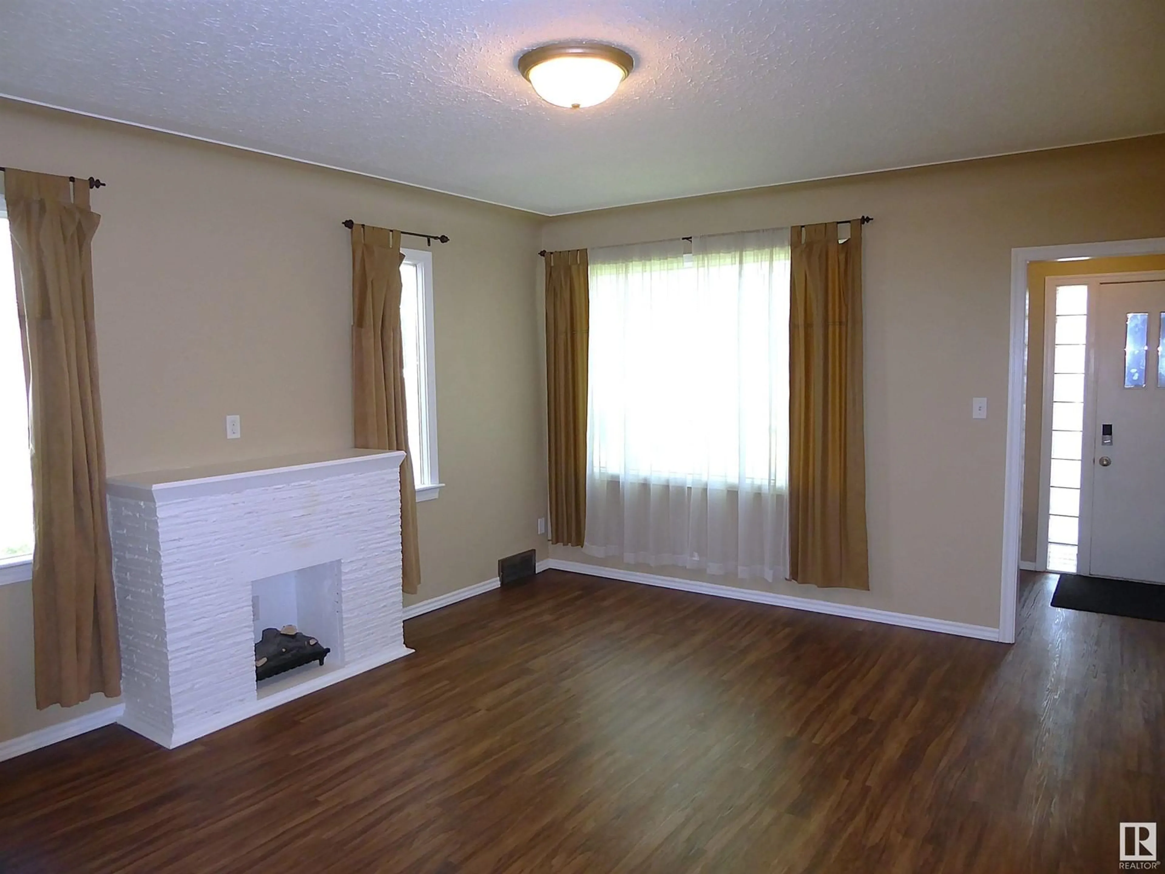A pic of a room for NW - 9731 71 AV, Edmonton Alberta T6E0W5
