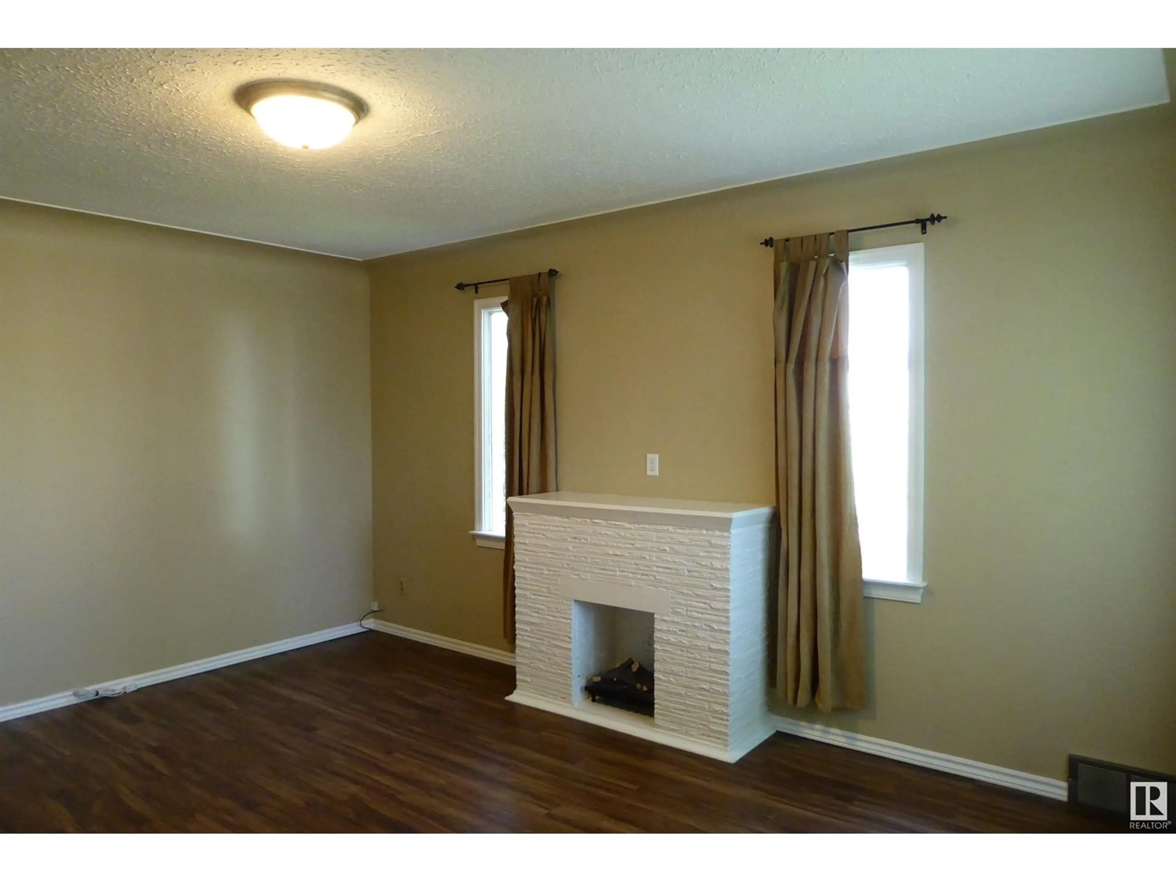A pic of a room for NW - 9731 71 AV, Edmonton Alberta T6E0W5