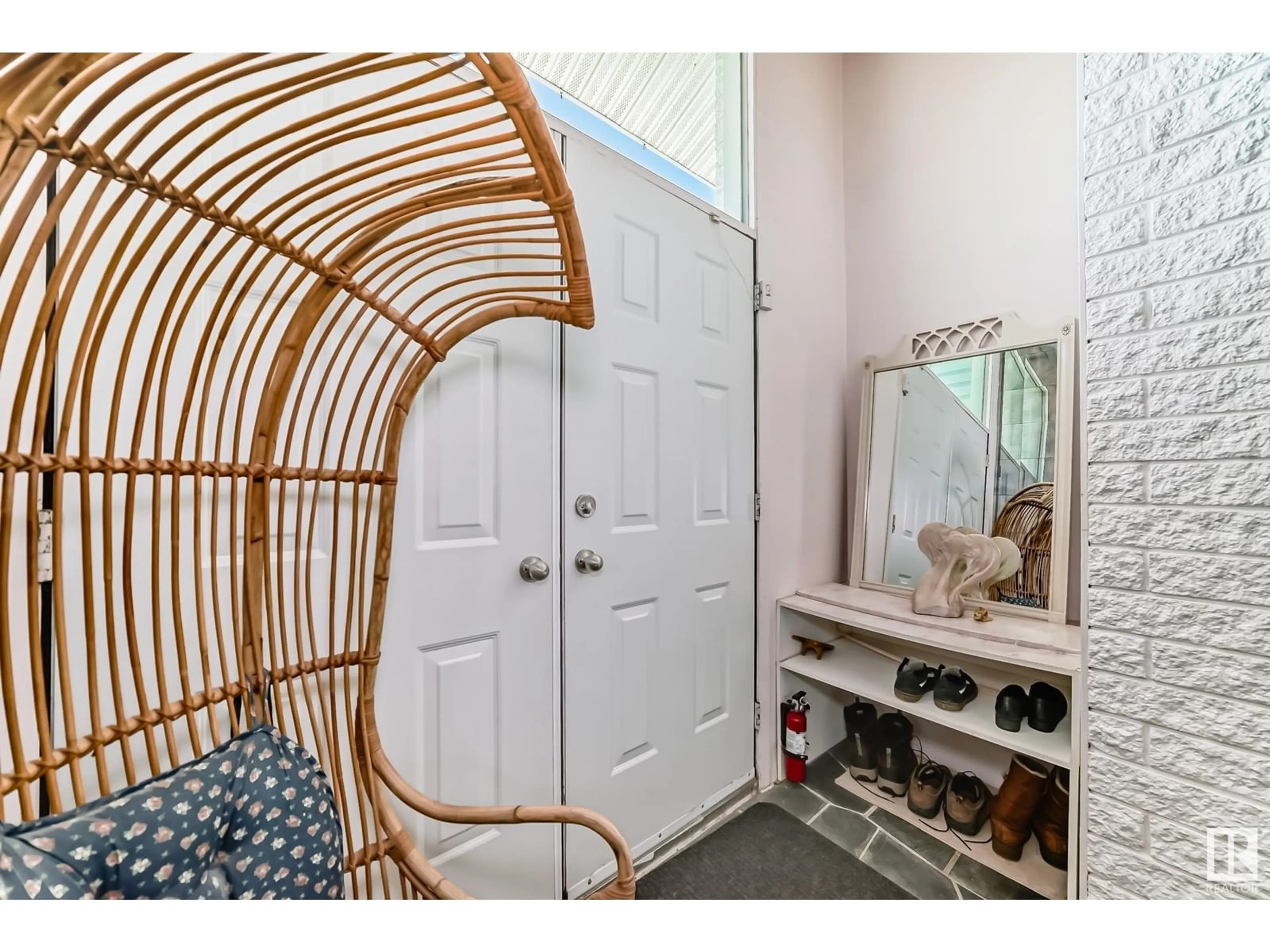 Indoor entryway for 3642 ADA BV, Edmonton Alberta T5W4M3