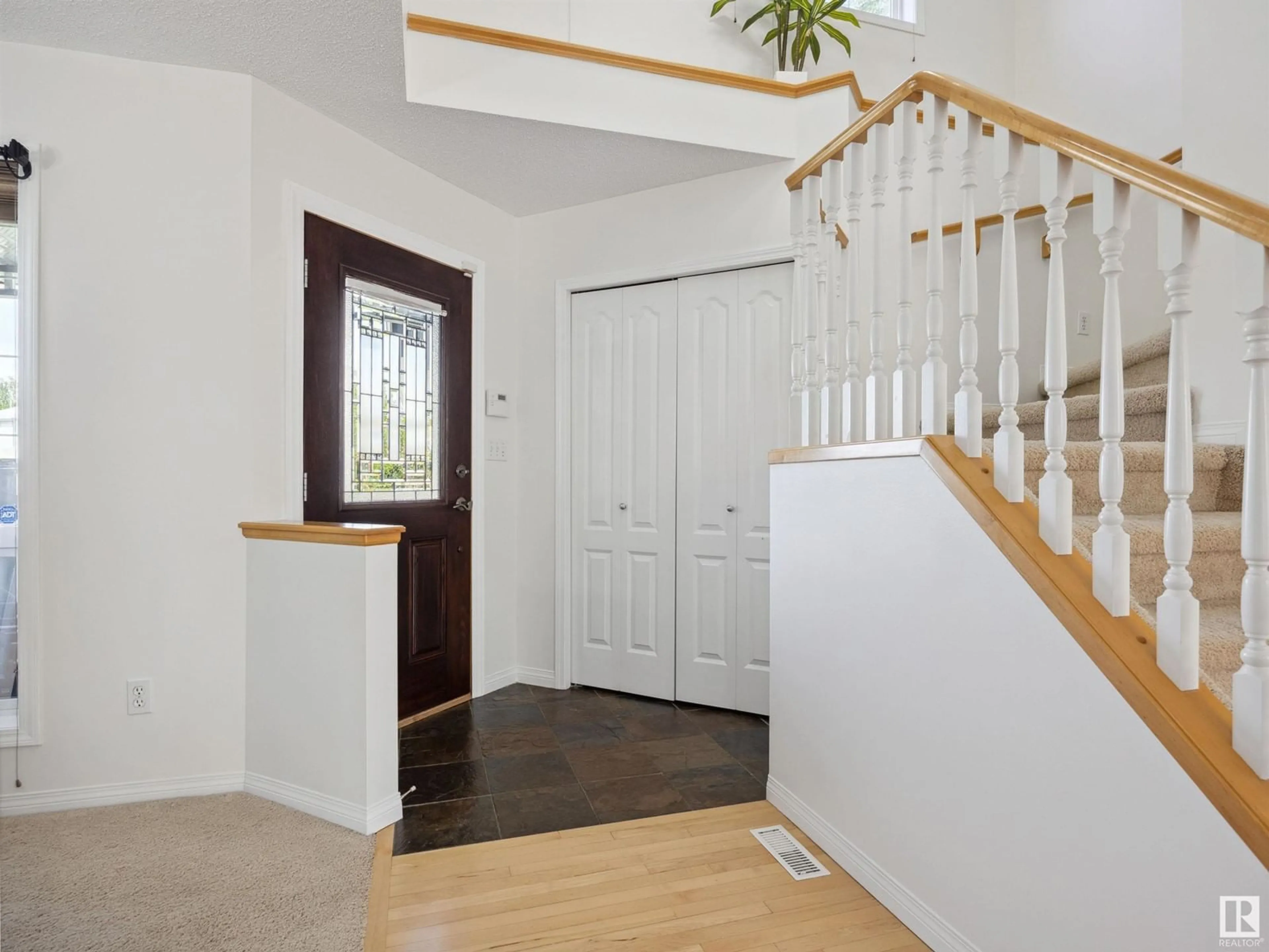 Indoor entryway for 196 COTE CR, Edmonton Alberta T6V1L4