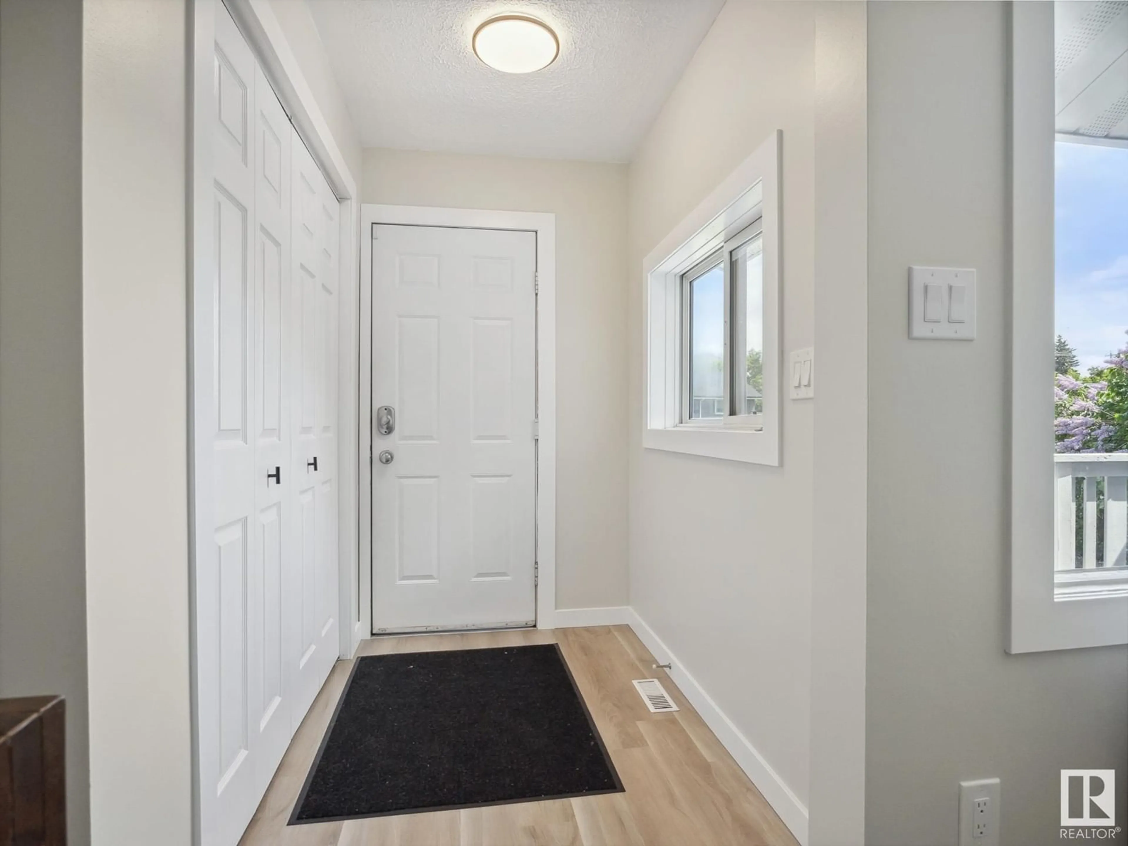 Indoor entryway for NW - 13316 135 ST, Edmonton Alberta T5L1V7