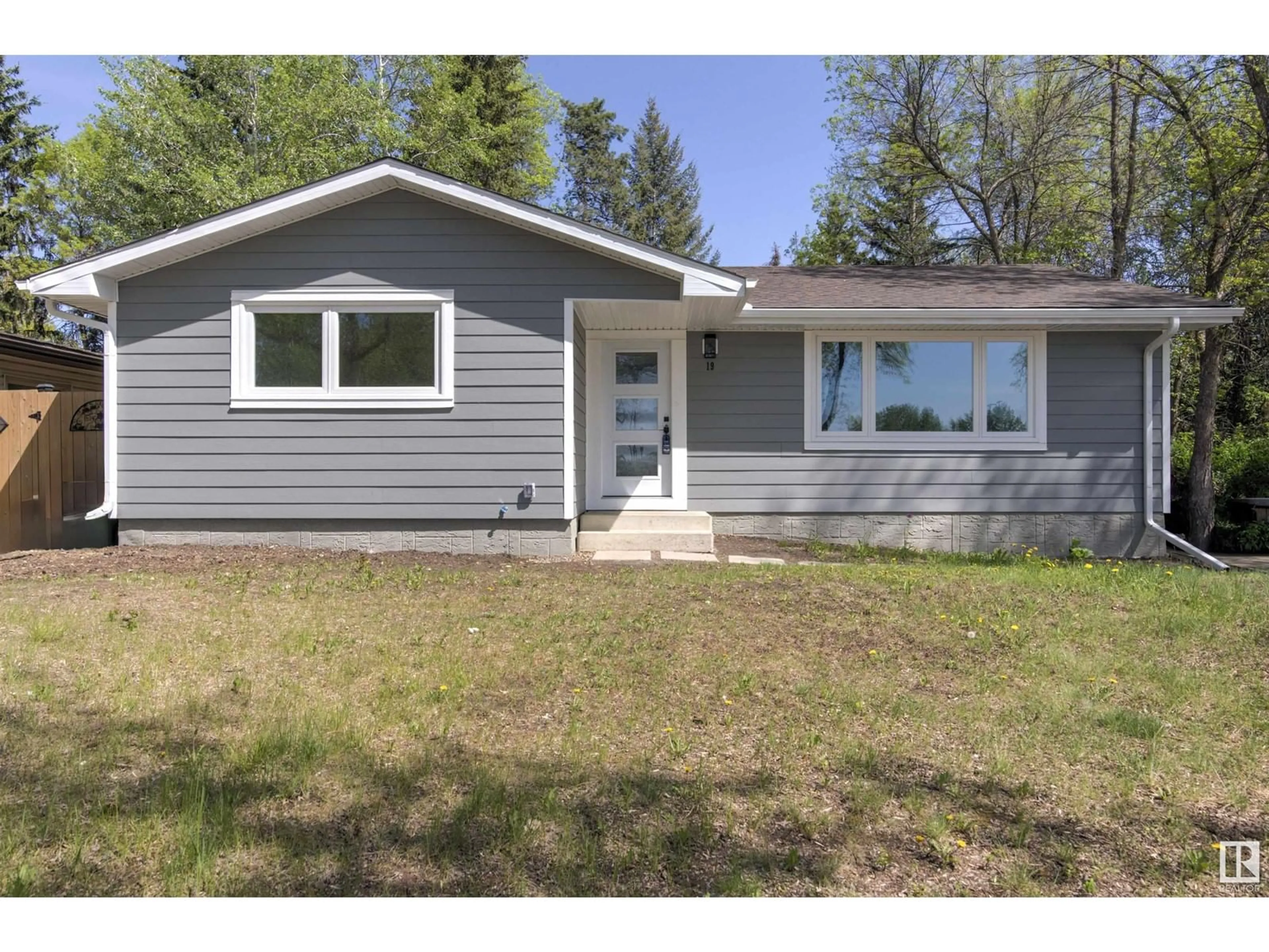 Home with vinyl exterior material, street for 19 GRENFELL AV, St. Albert Alberta T8N0Y9