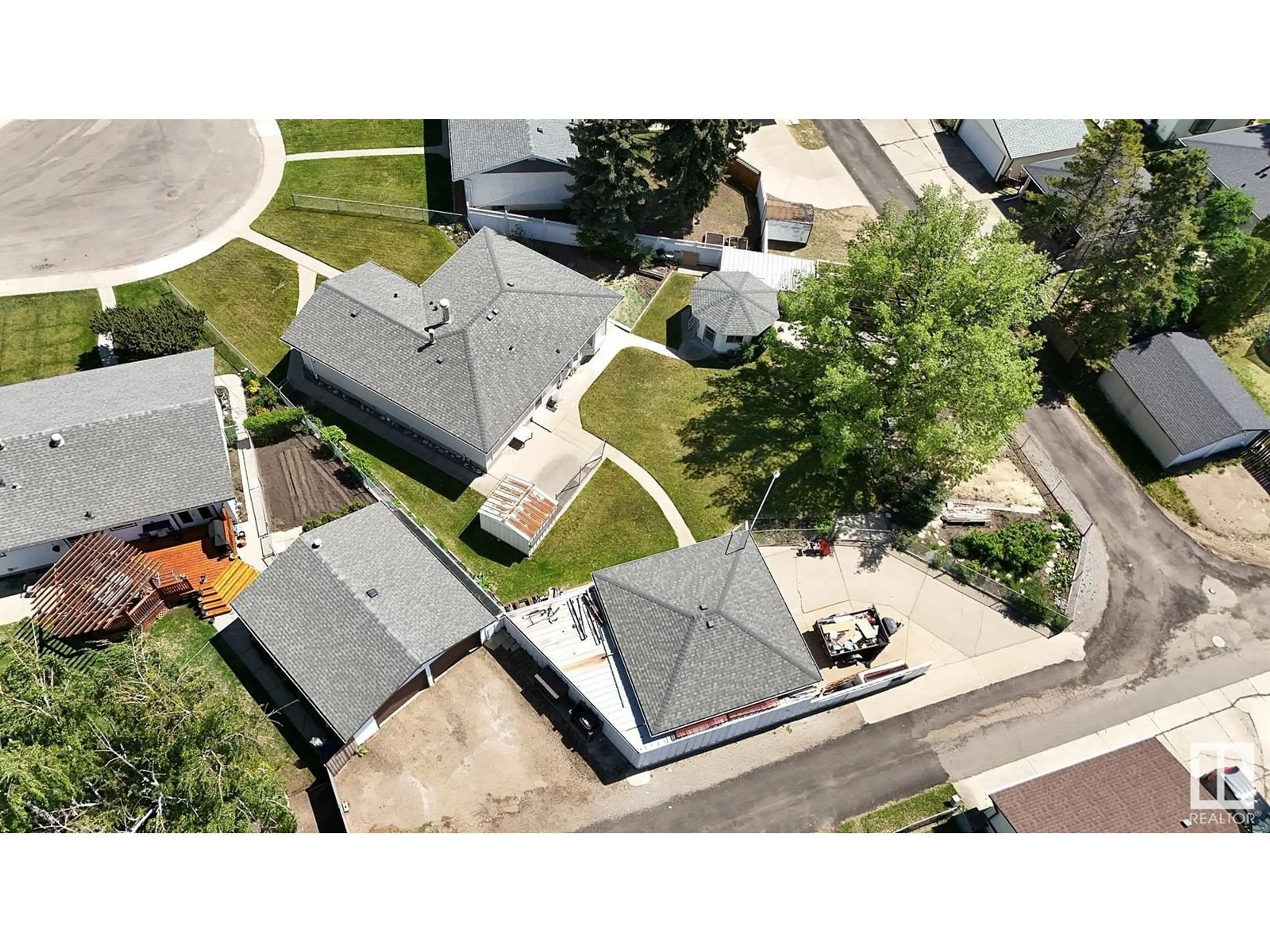 A pic from outside/outdoor area/front of a property/back of a property/a pic from drone, street for 3231 112 AV, Edmonton Alberta T5W0M1