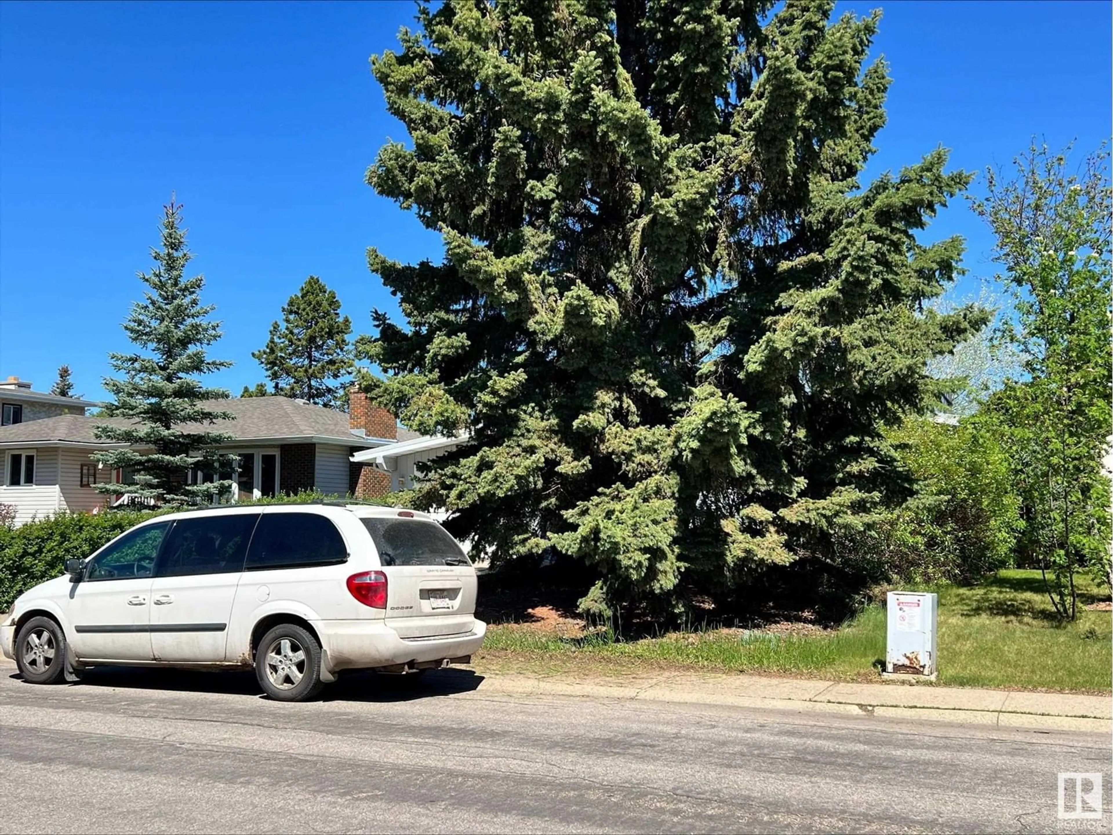 A pic from outside/outdoor area/front of a property/back of a property/a pic from drone, street for NW - 11604 35 AV, Edmonton Alberta T6J2X2