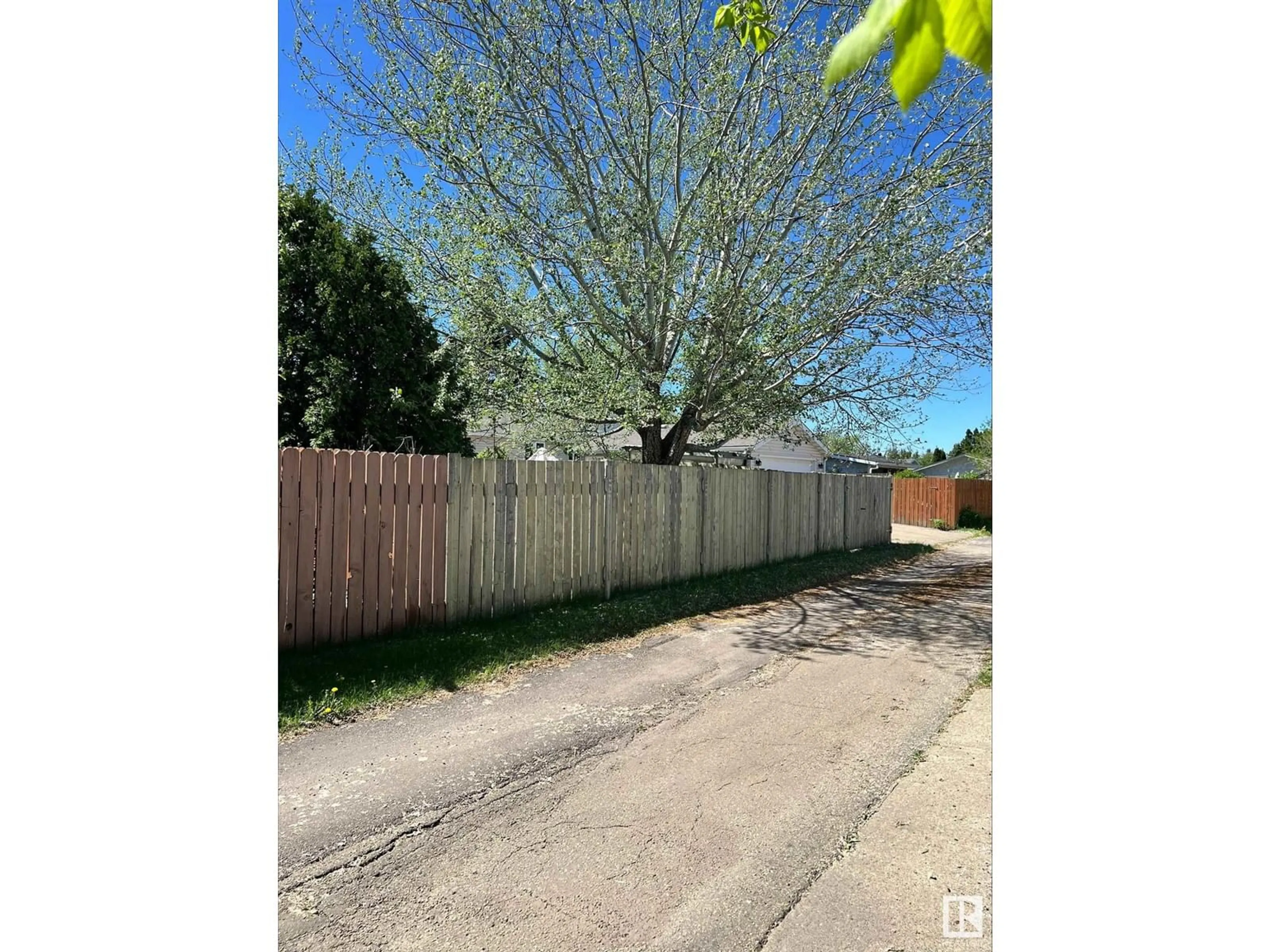 A pic from outside/outdoor area/front of a property/back of a property/a pic from drone, street for NW - 11604 35 AV, Edmonton Alberta T6J2X2