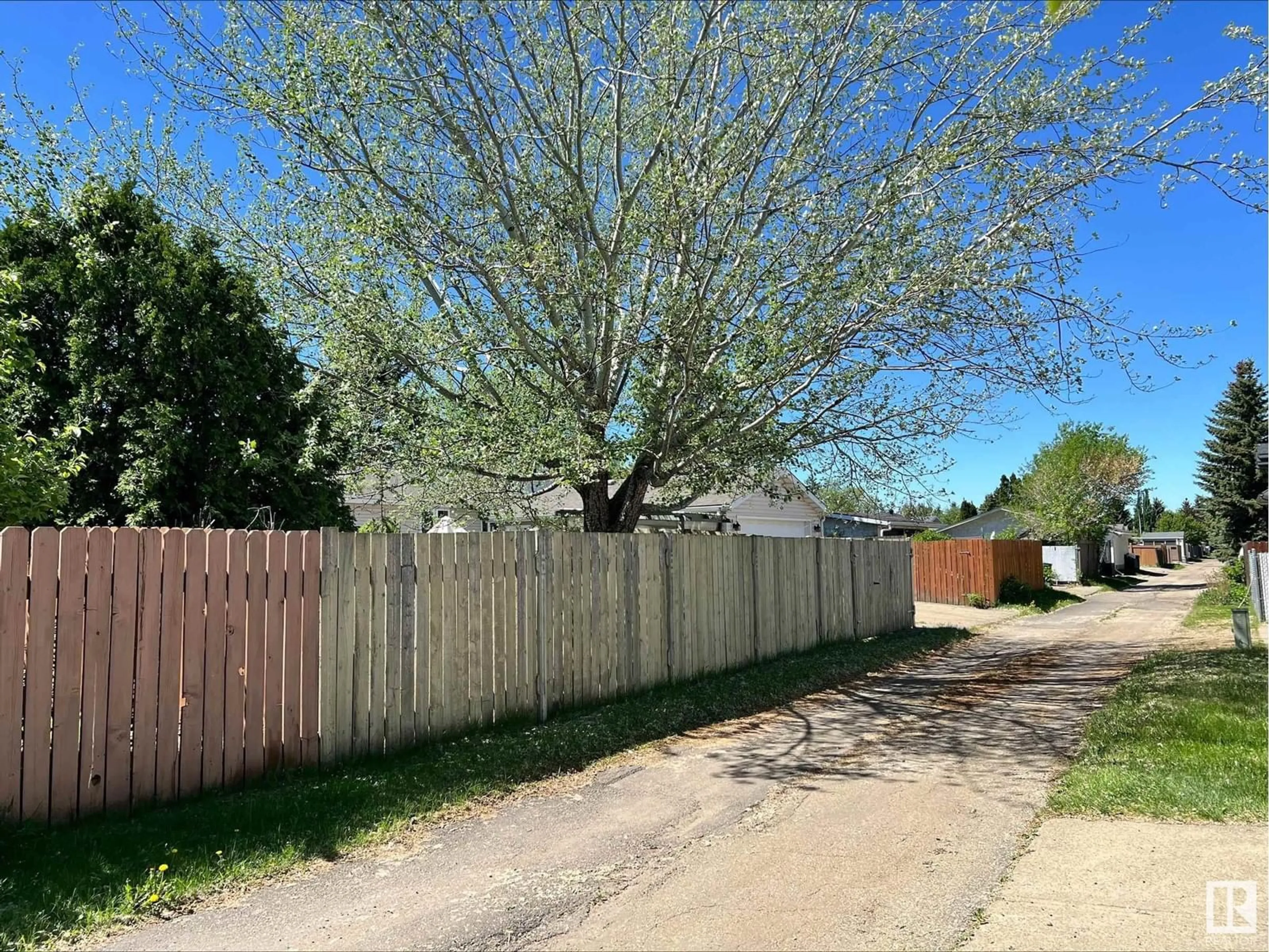 A pic from outside/outdoor area/front of a property/back of a property/a pic from drone, street for NW - 11604 35 AV, Edmonton Alberta T6J2X2