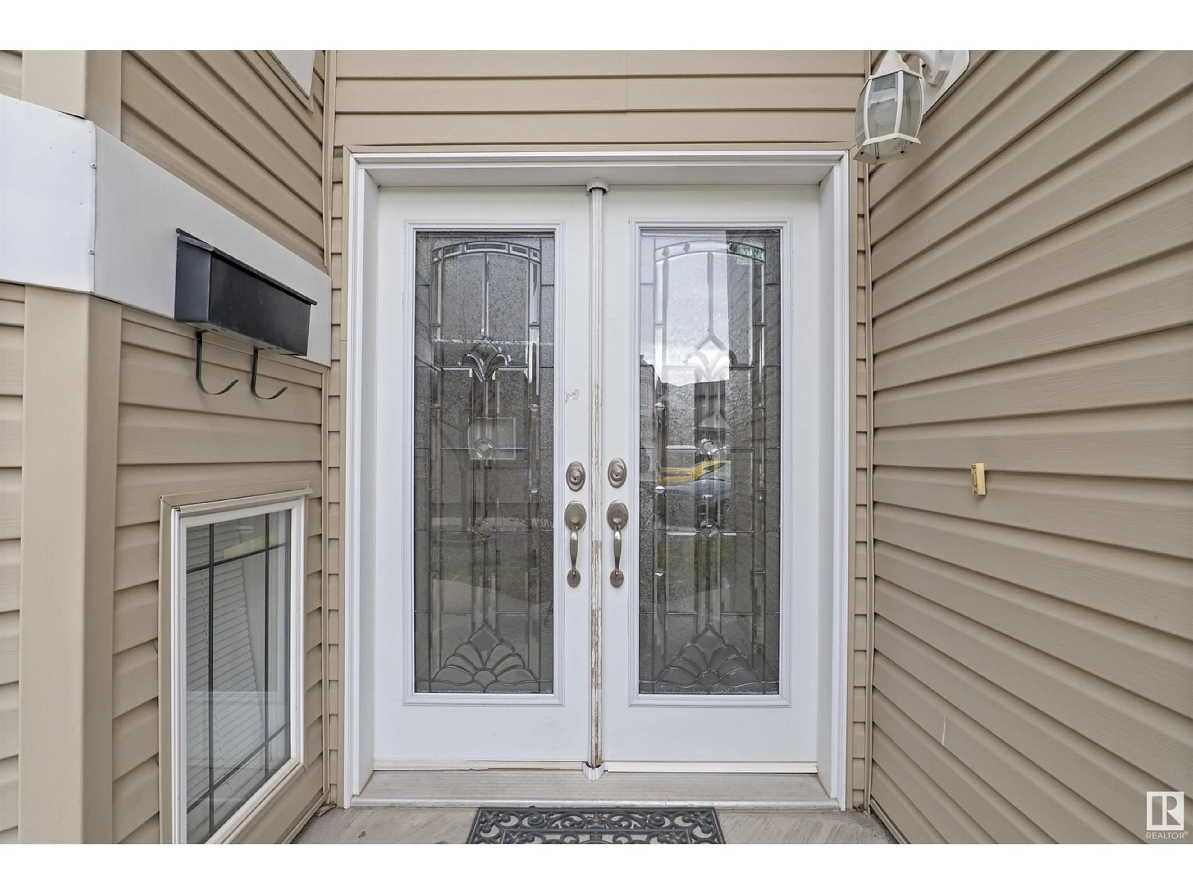 Indoor entryway for 2608 31 STREET, Edmonton Alberta T6T1R2