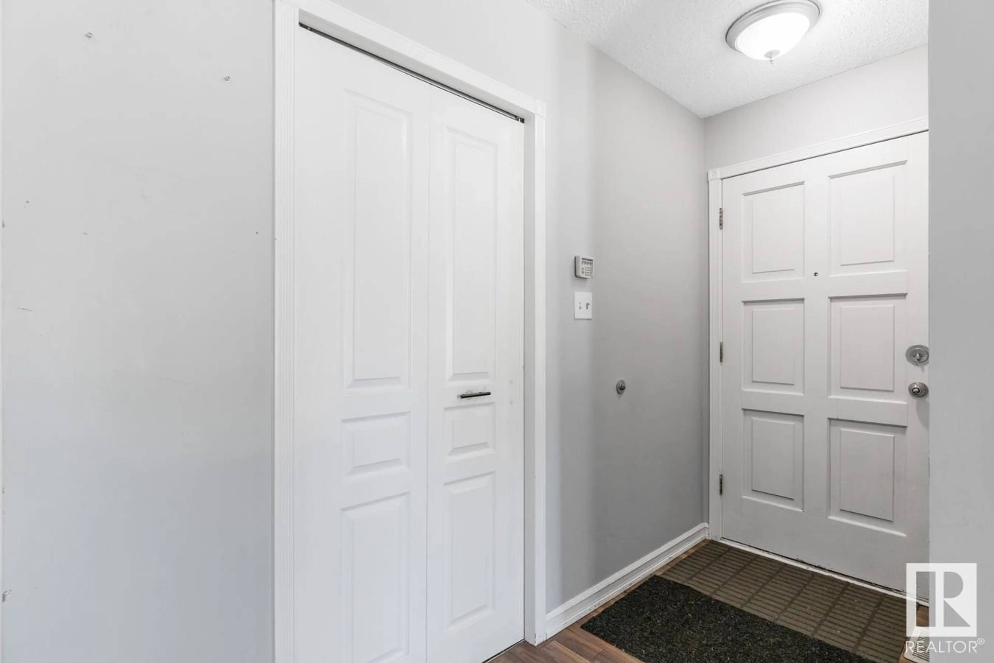 Indoor entryway for 17211 102 ST, Edmonton Alberta T5X3X5