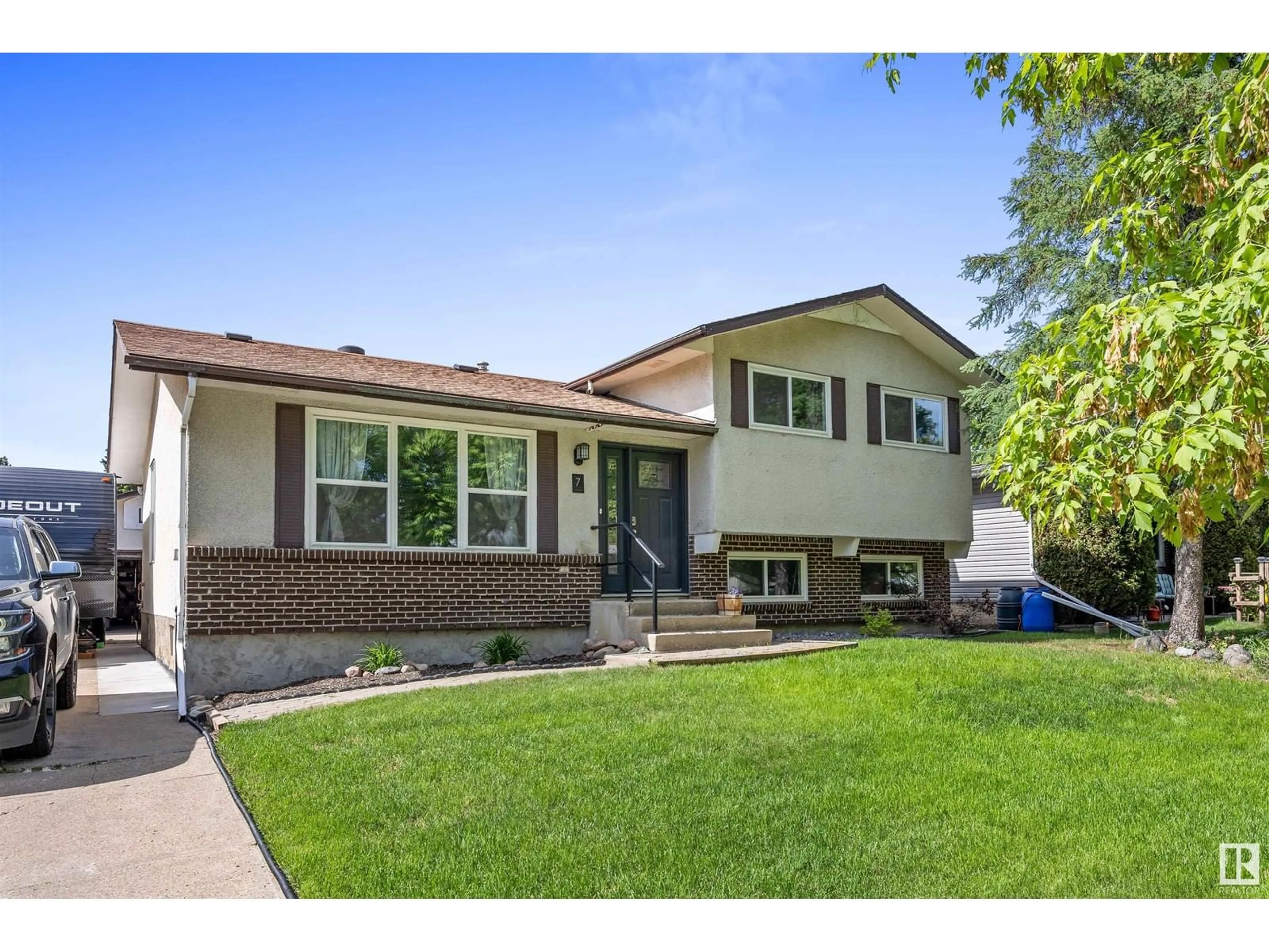 Home with vinyl exterior material, street for 7 AMBER CR, St. Albert Alberta T8N2J2