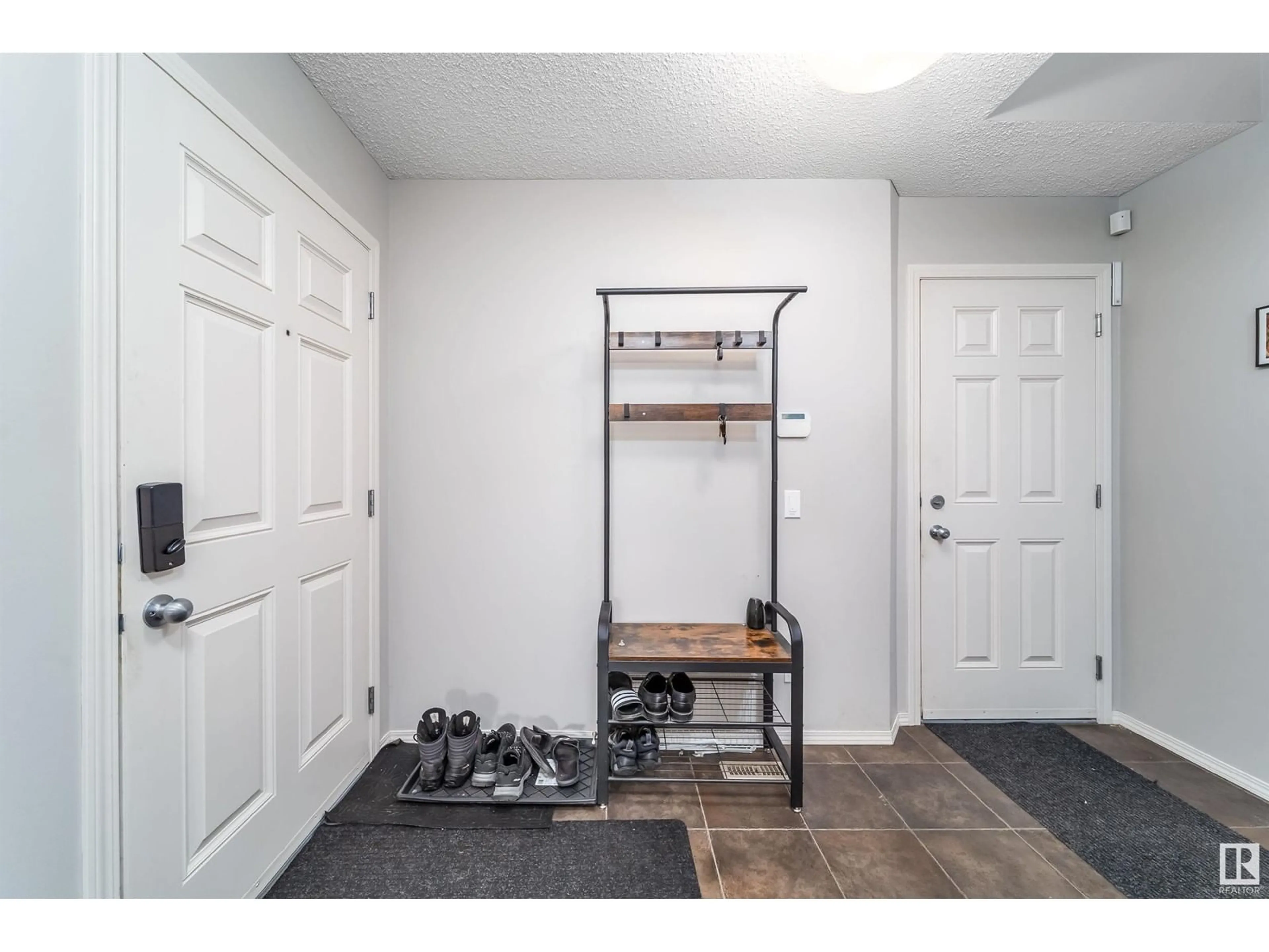 Indoor entryway for 7019 CARDINAL WY, Edmonton Alberta T6W1Z1