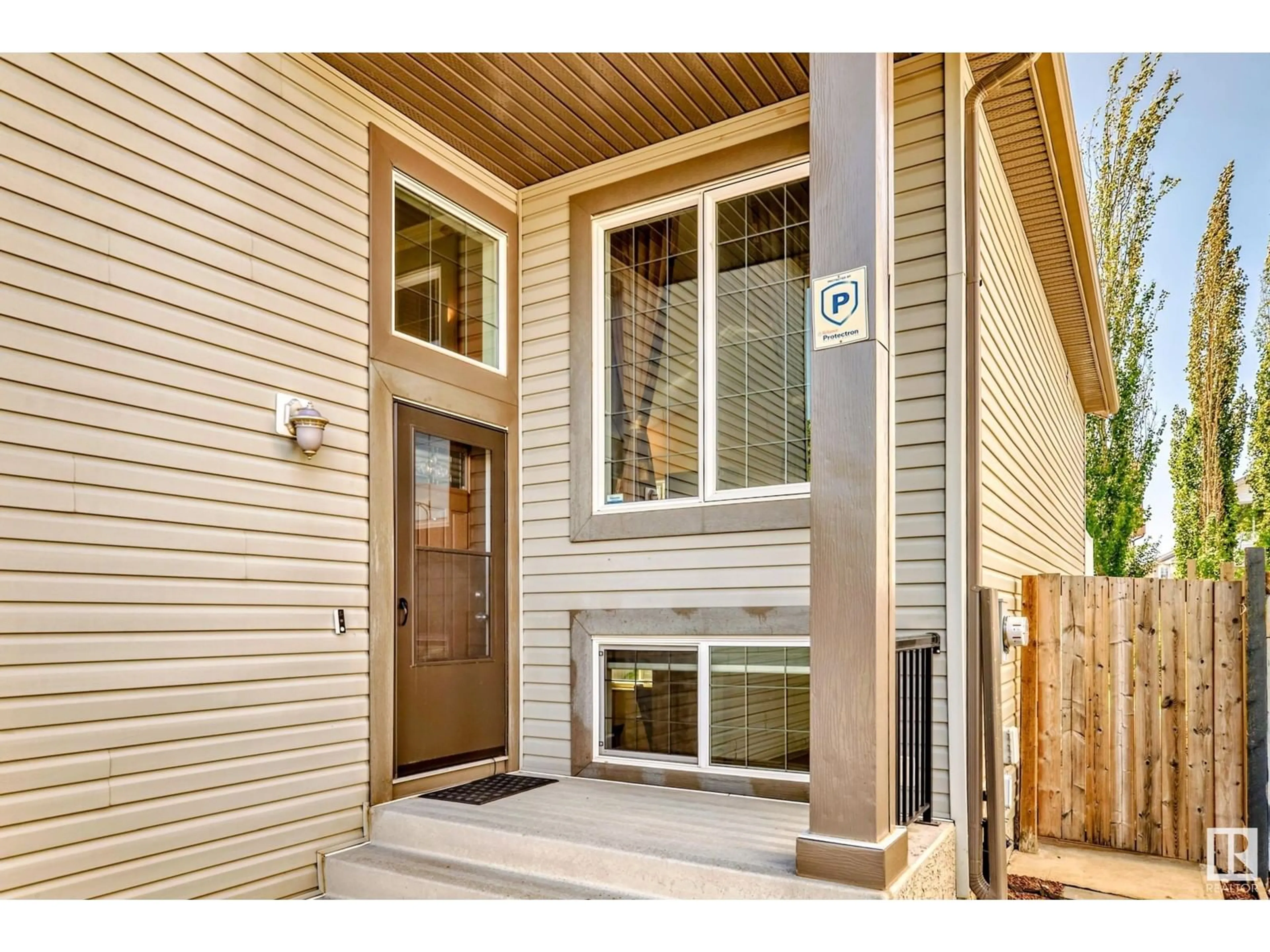 Indoor entryway for 1443 37C AV AV, Edmonton Alberta T6T0H8