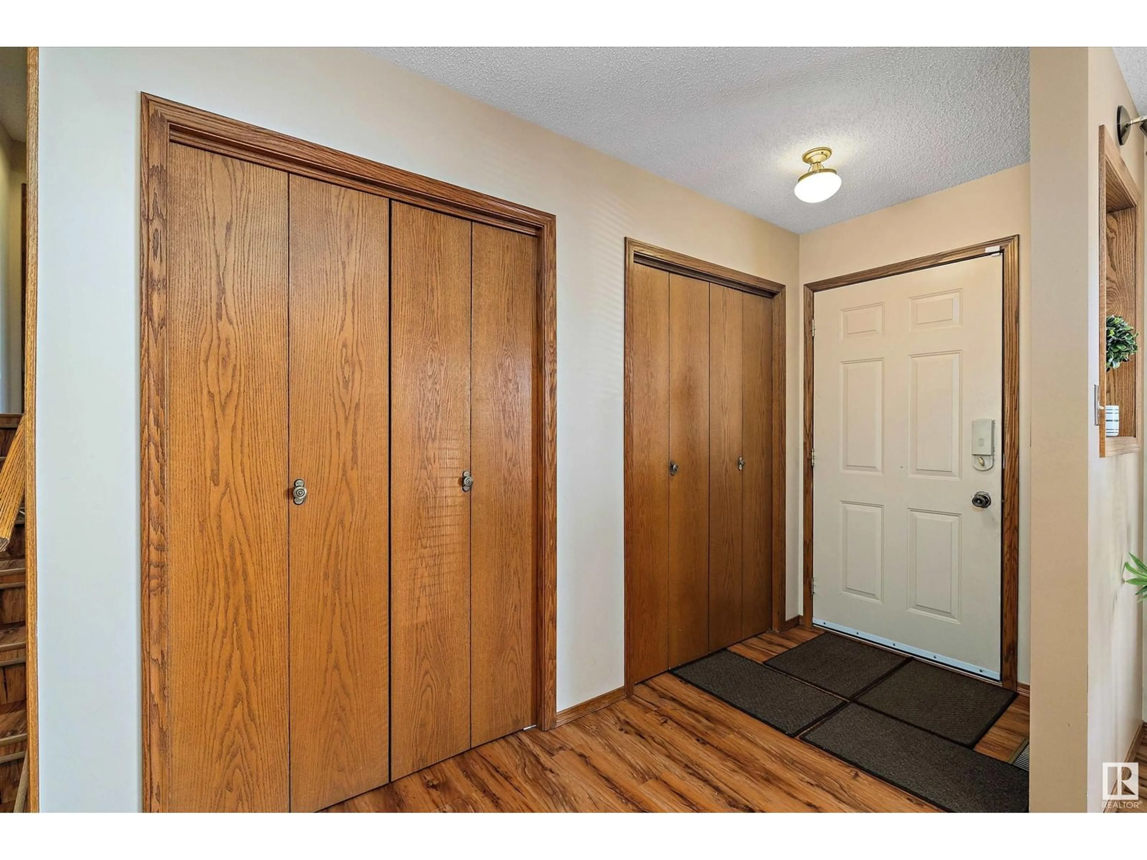 Indoor entryway for 4312 124 AV, Edmonton Alberta T5W5B9