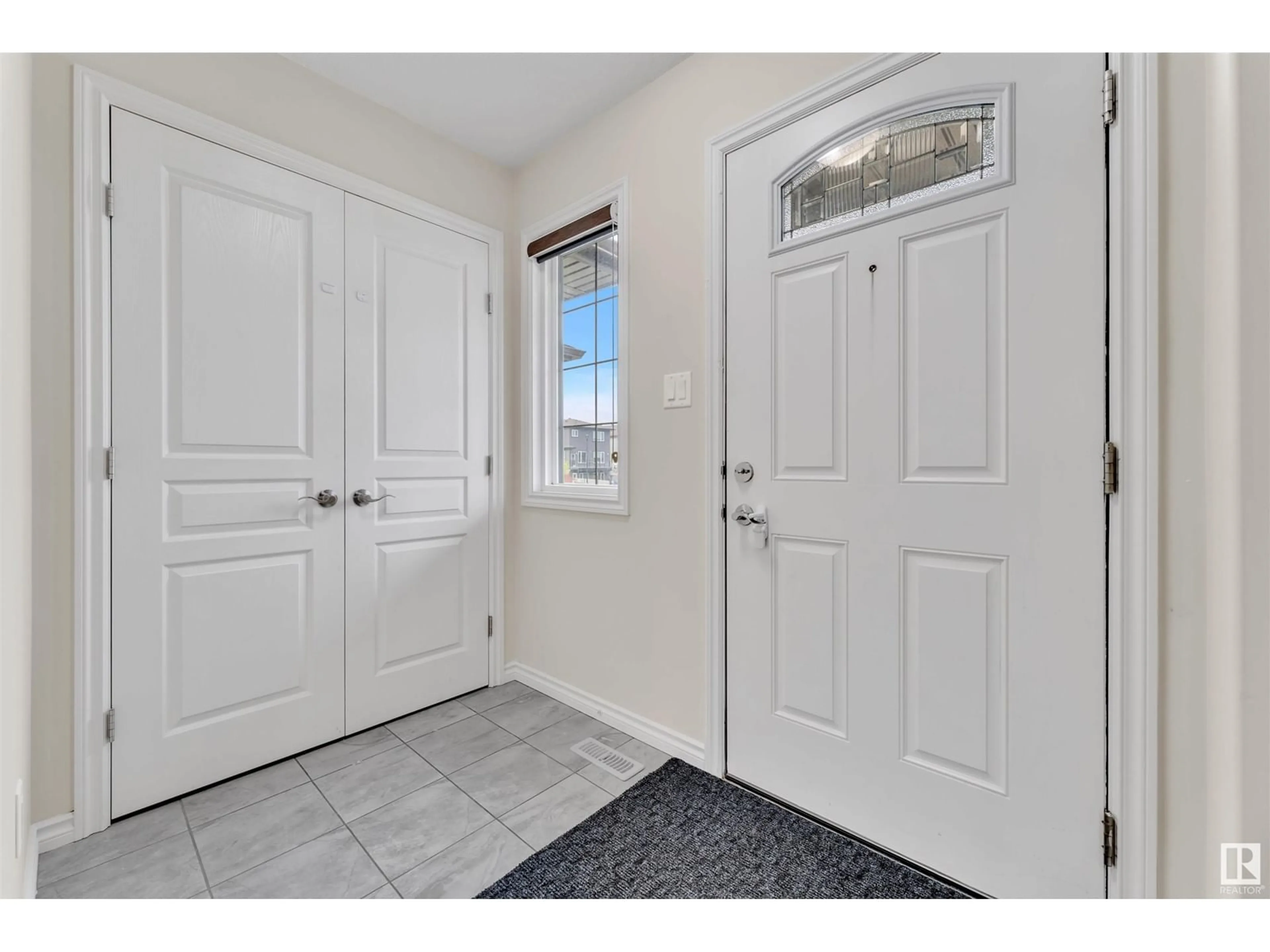 Indoor entryway for 1525 24 ST, Edmonton Alberta T6T2B9