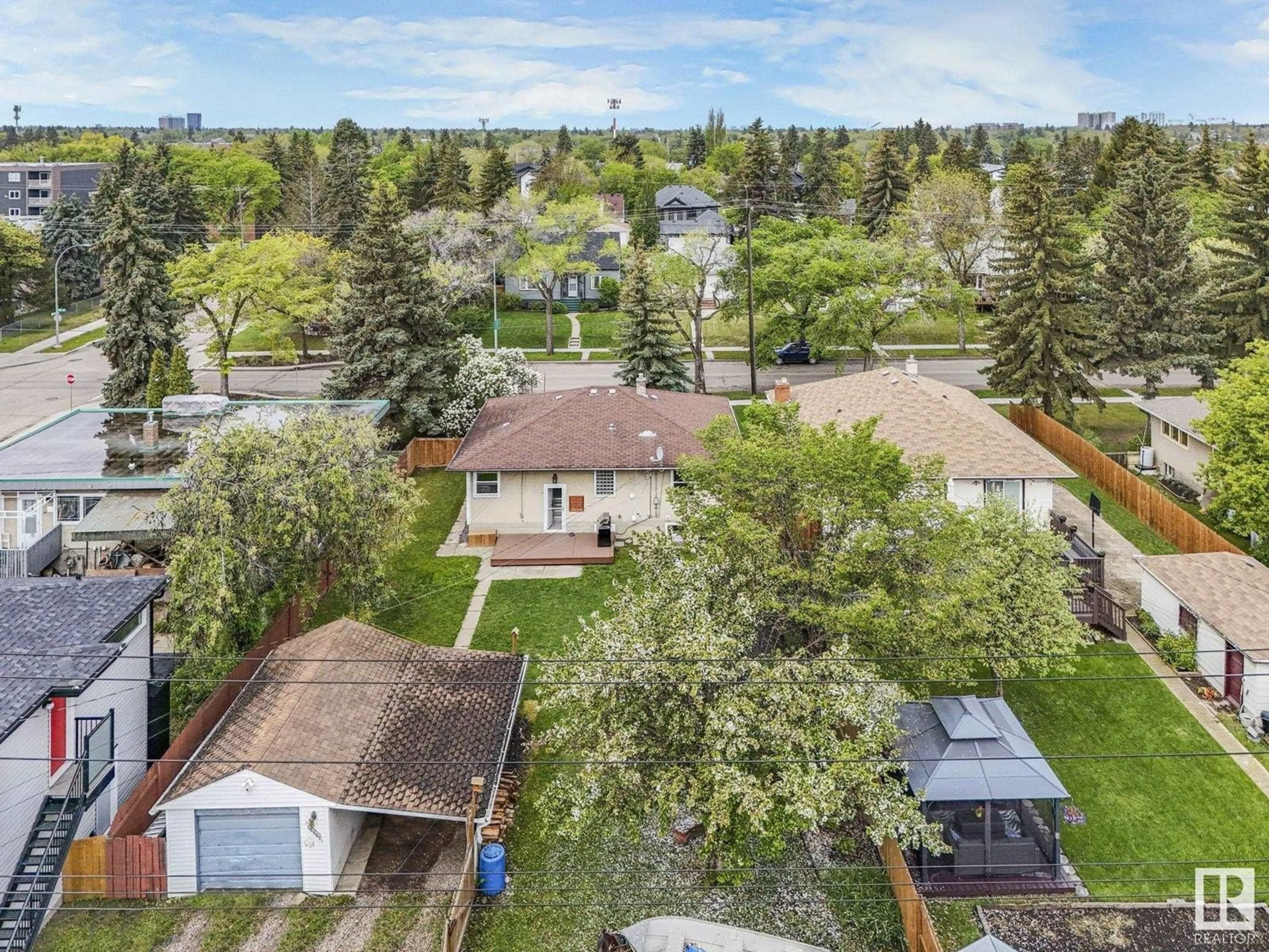 A pic from outside/outdoor area/front of a property/back of a property/a pic from drone, street for 10907 116 ST NW, Edmonton Alberta T5H3M7
