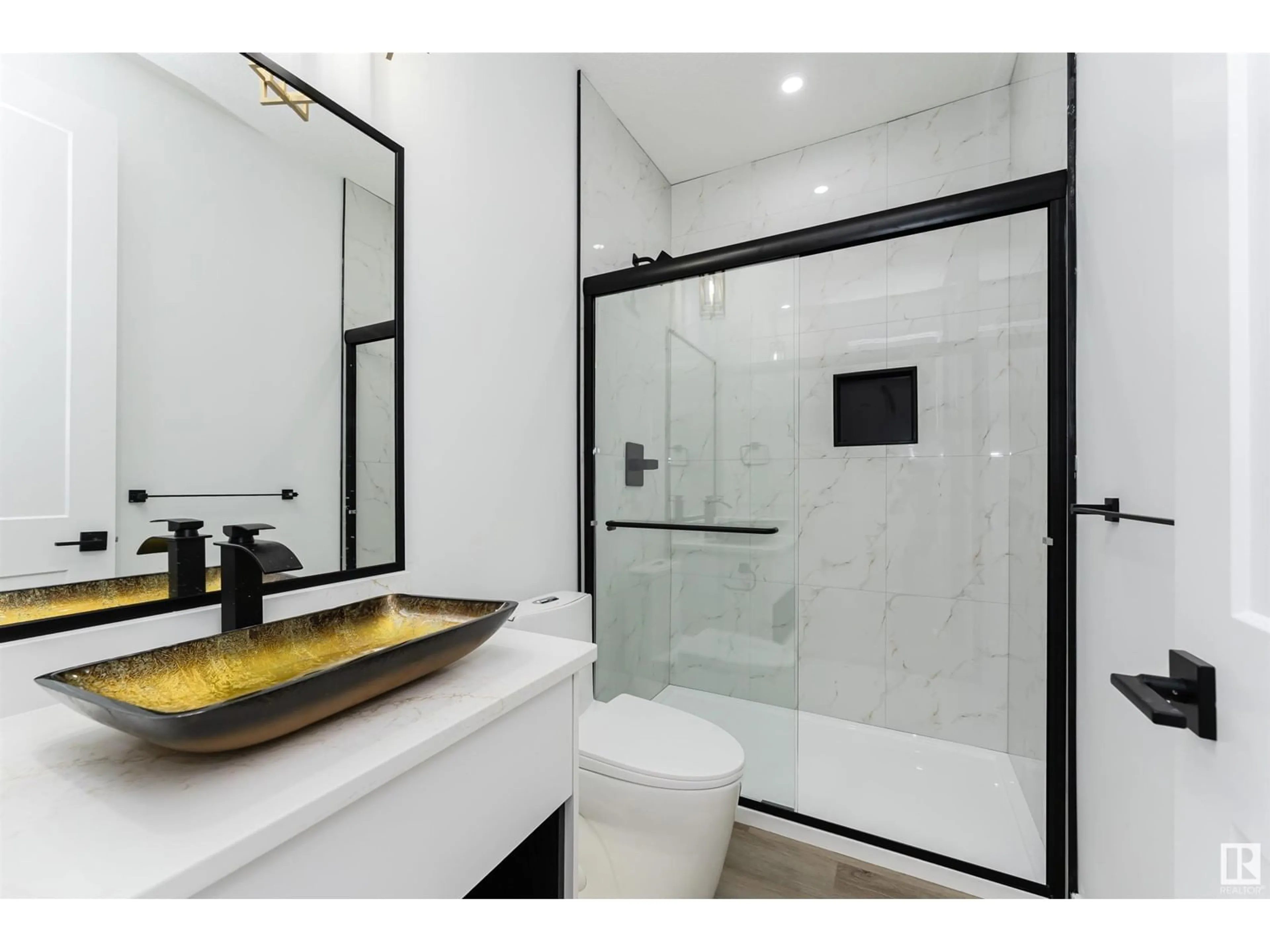 Standard bathroom, ceramic/tile floor for 1591 ESAIW PLACE, Edmonton Alberta T6M0E5