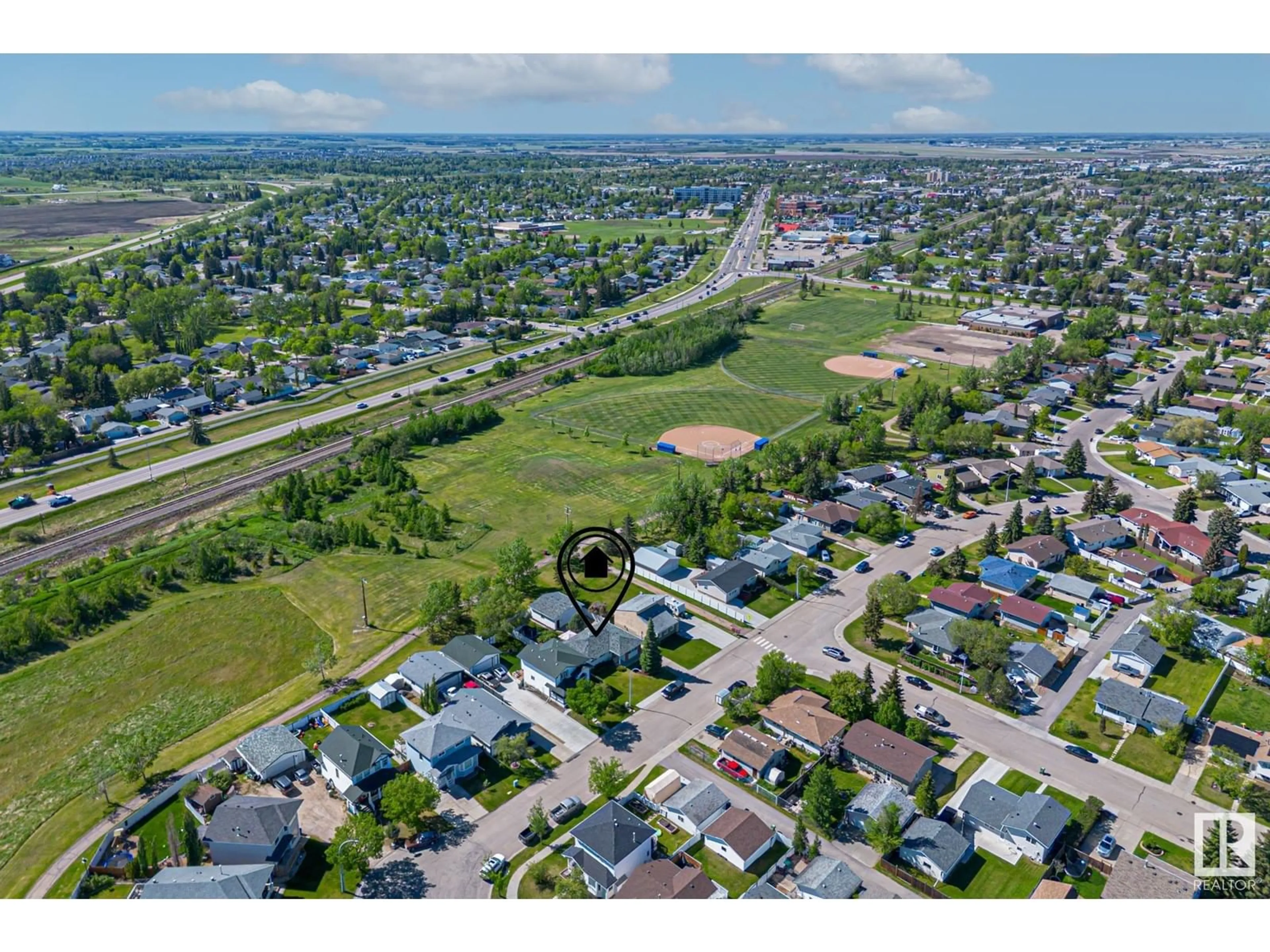 A pic from outside/outdoor area/front of a property/back of a property/a pic from drone, street for 3316 44 ST, Leduc Alberta T9E6B4