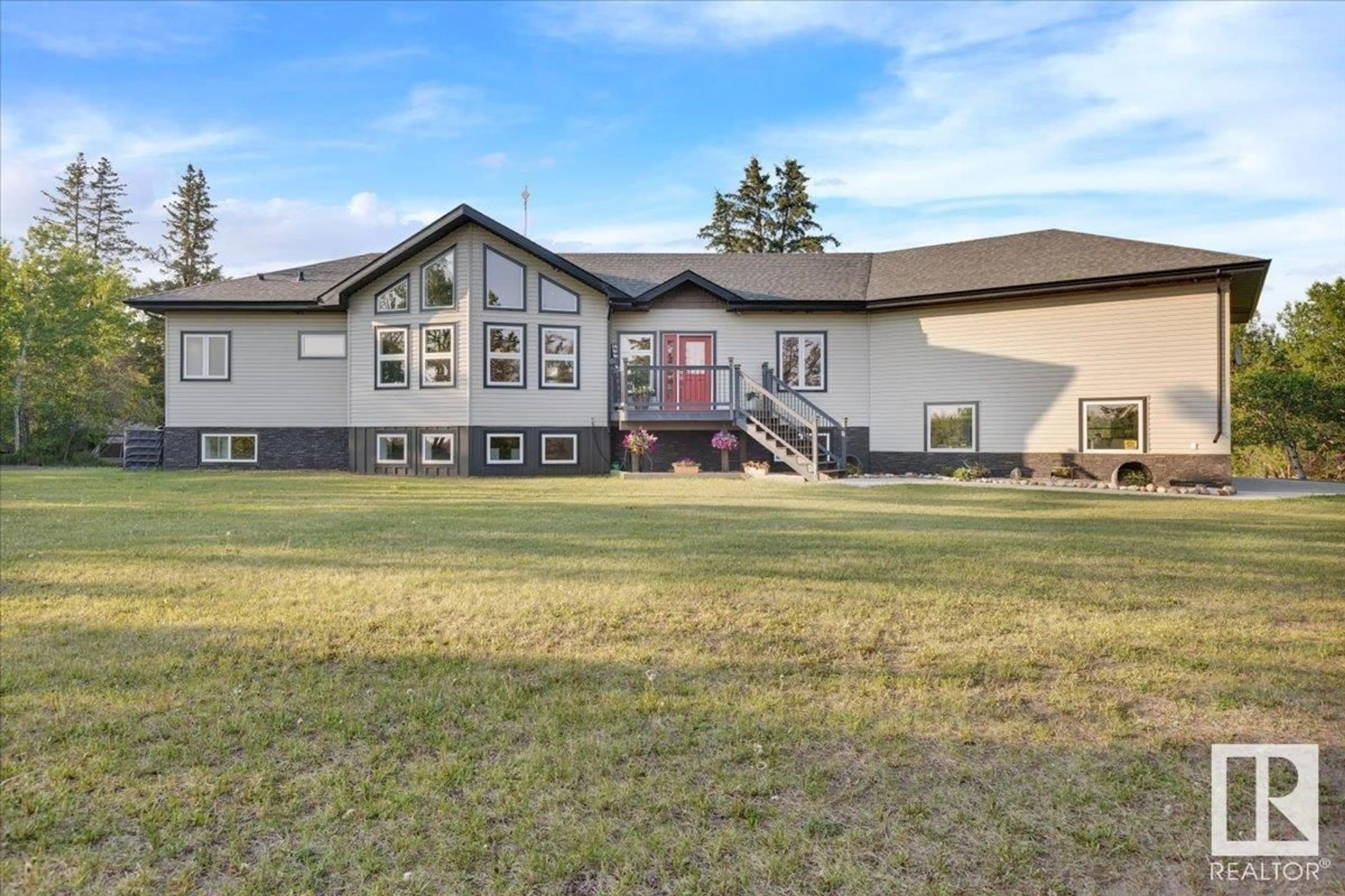 Home with vinyl exterior material, mountain view for 57303 - 241 RGE RD 233, Rural Sturgeon County Alberta T0A1N6
