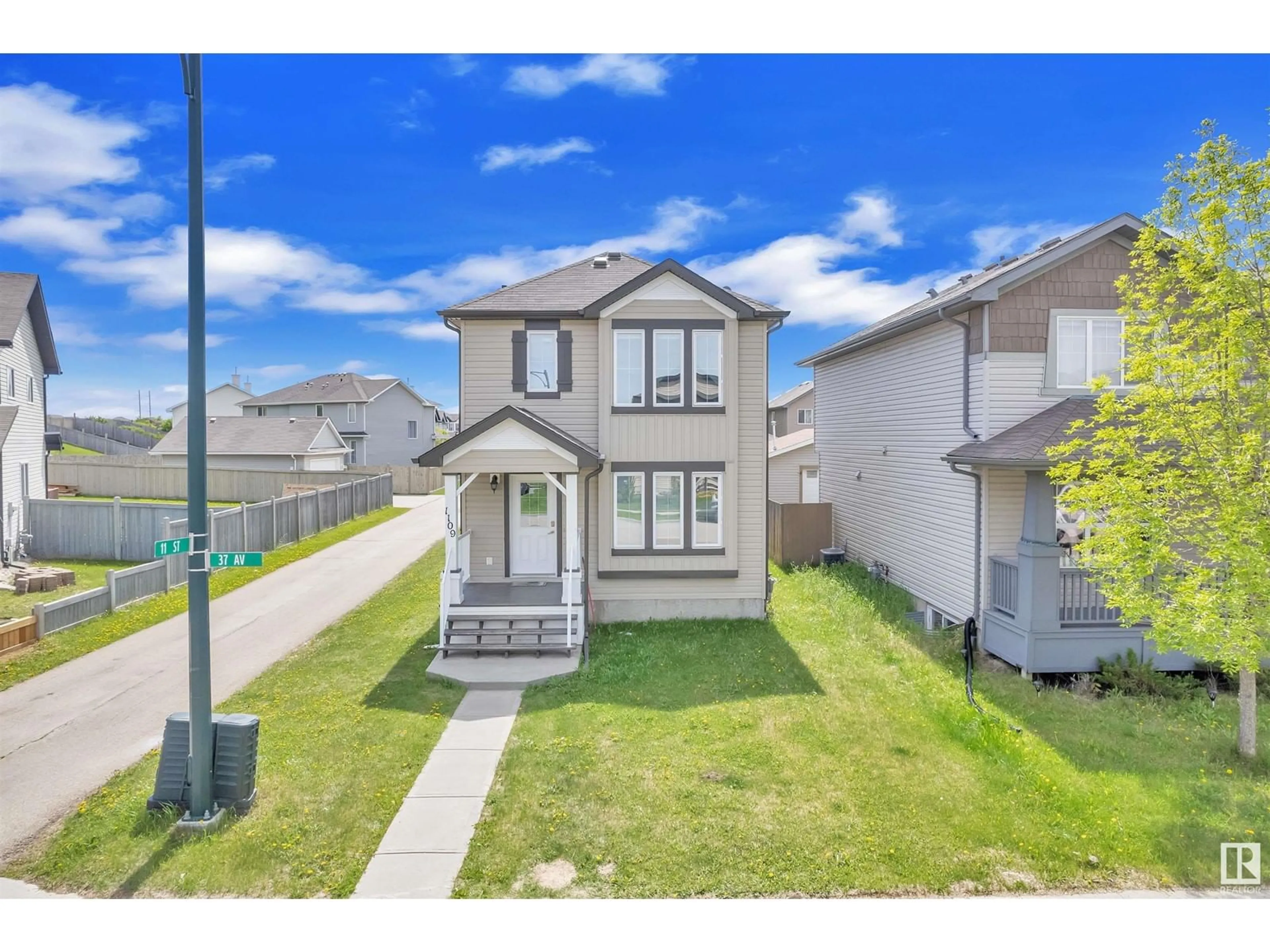 A pic from outside/outdoor area/front of a property/back of a property/a pic from drone, street for 1109 37 AV, Edmonton Alberta T6T0E8