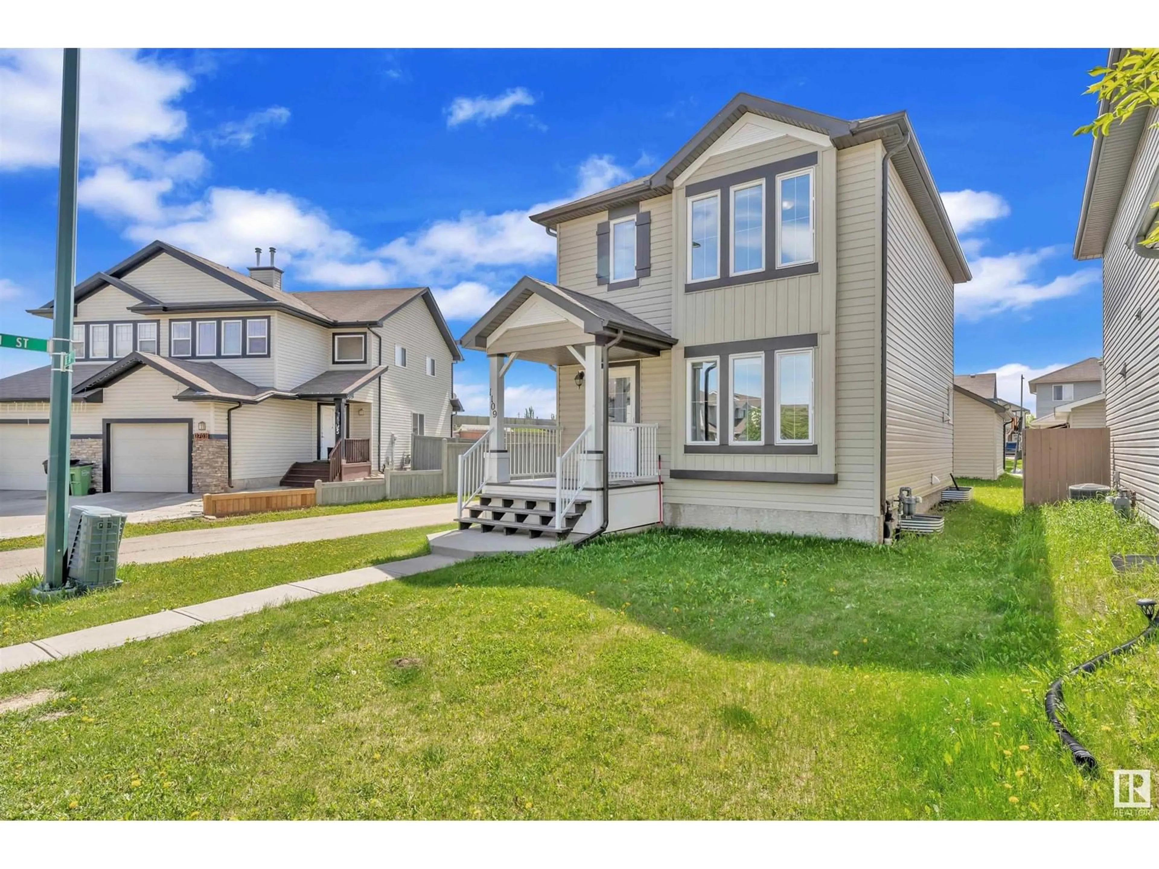 Home with vinyl exterior material, street for 1109 37 AV, Edmonton Alberta T6T0E8