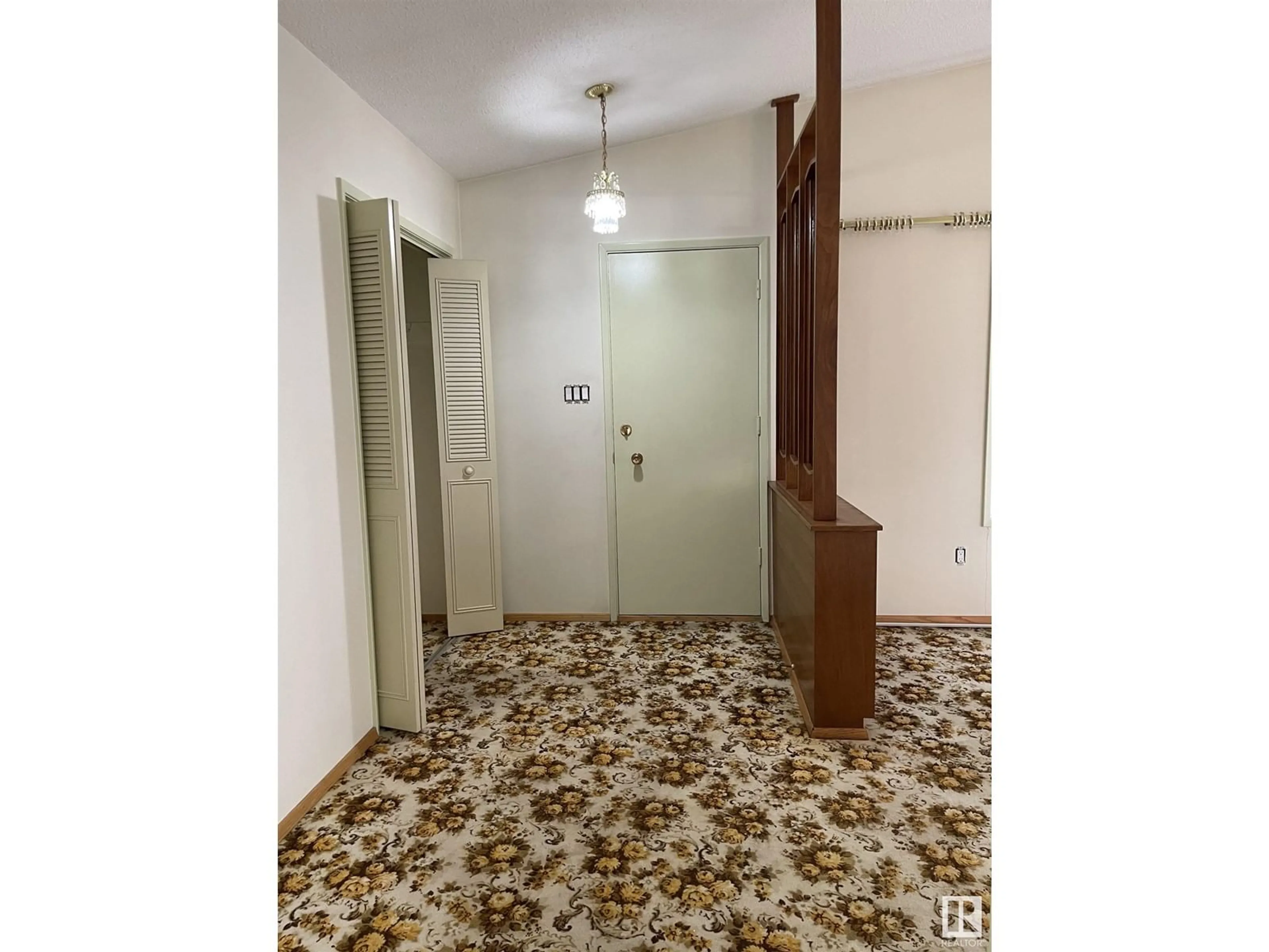 Indoor foyer for 9508 145 AV, Edmonton Alberta T5E2J7
