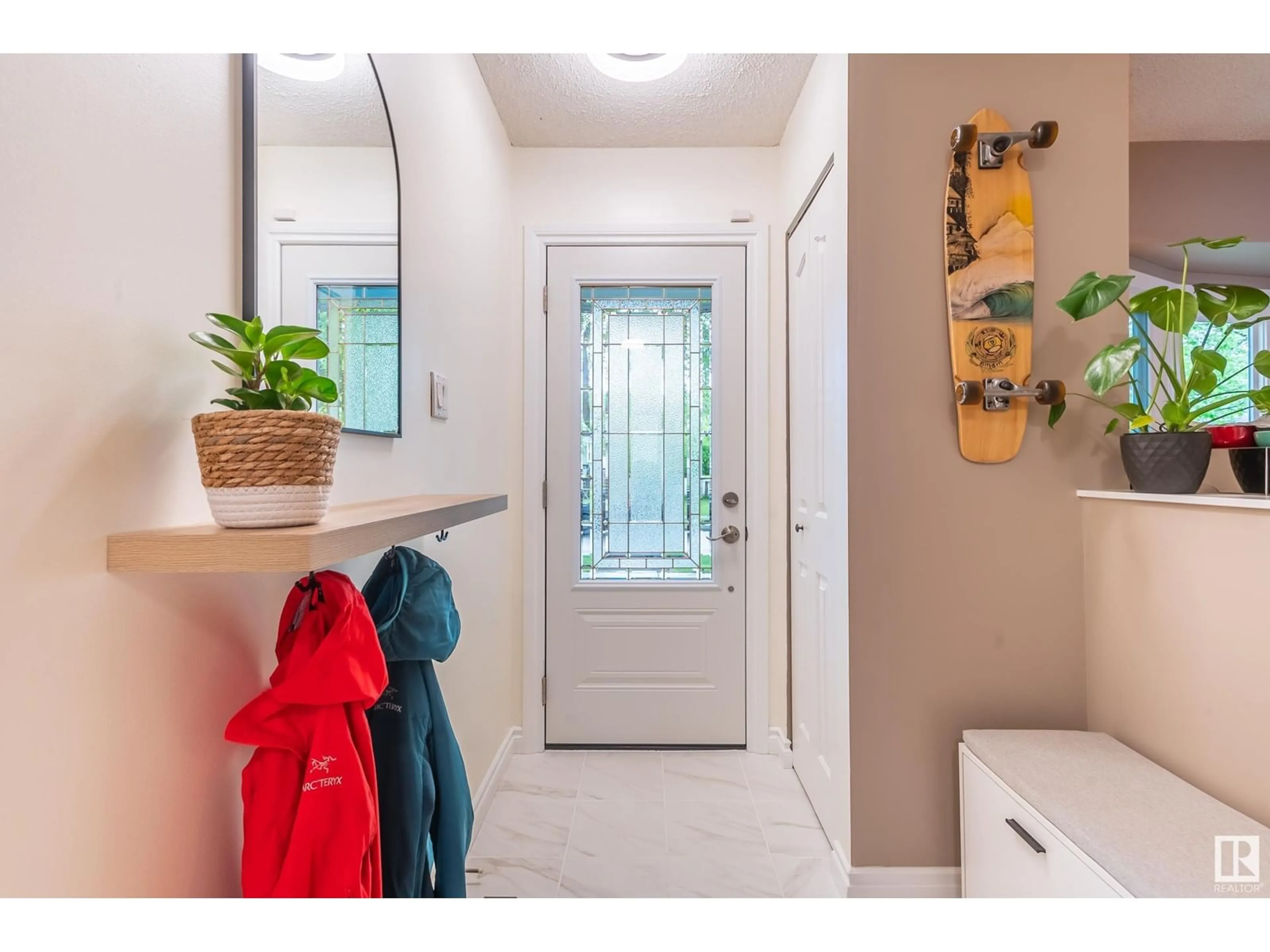 Indoor entryway for 12135 60 ST, Edmonton Alberta T5W3Z7