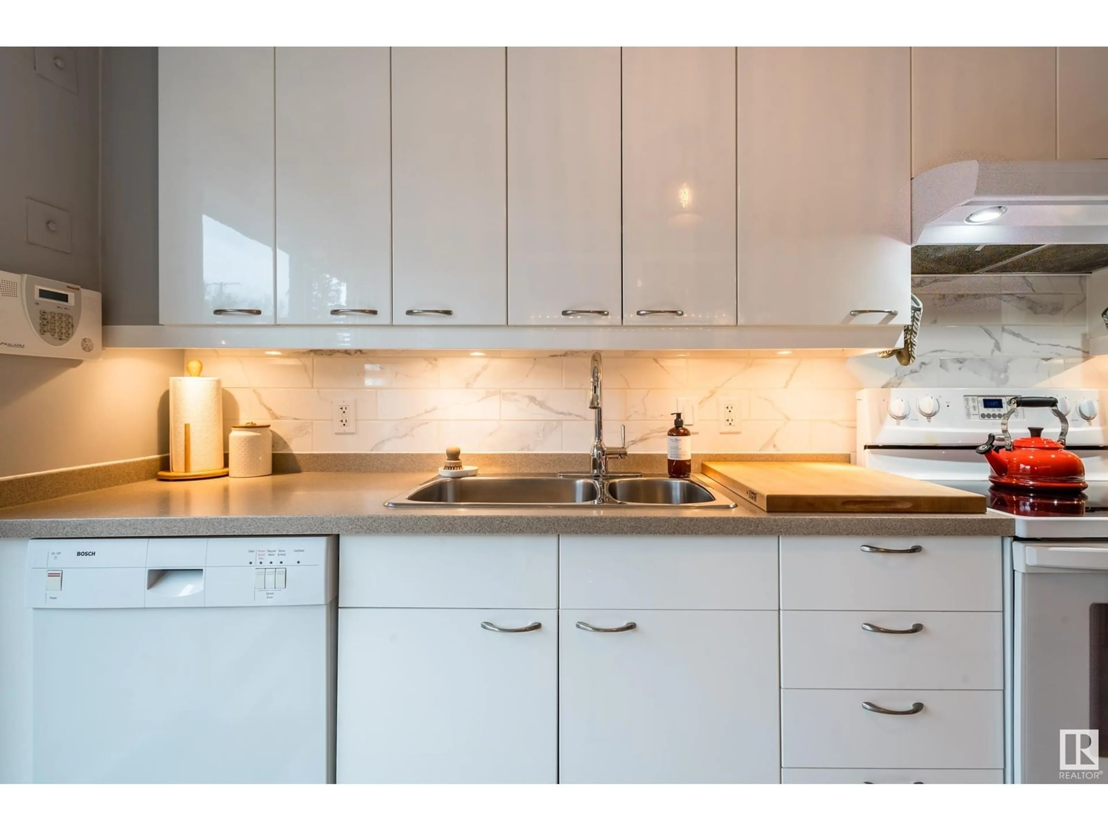 Standard kitchen, unknown for 12135 60 ST, Edmonton Alberta T5W3Z7