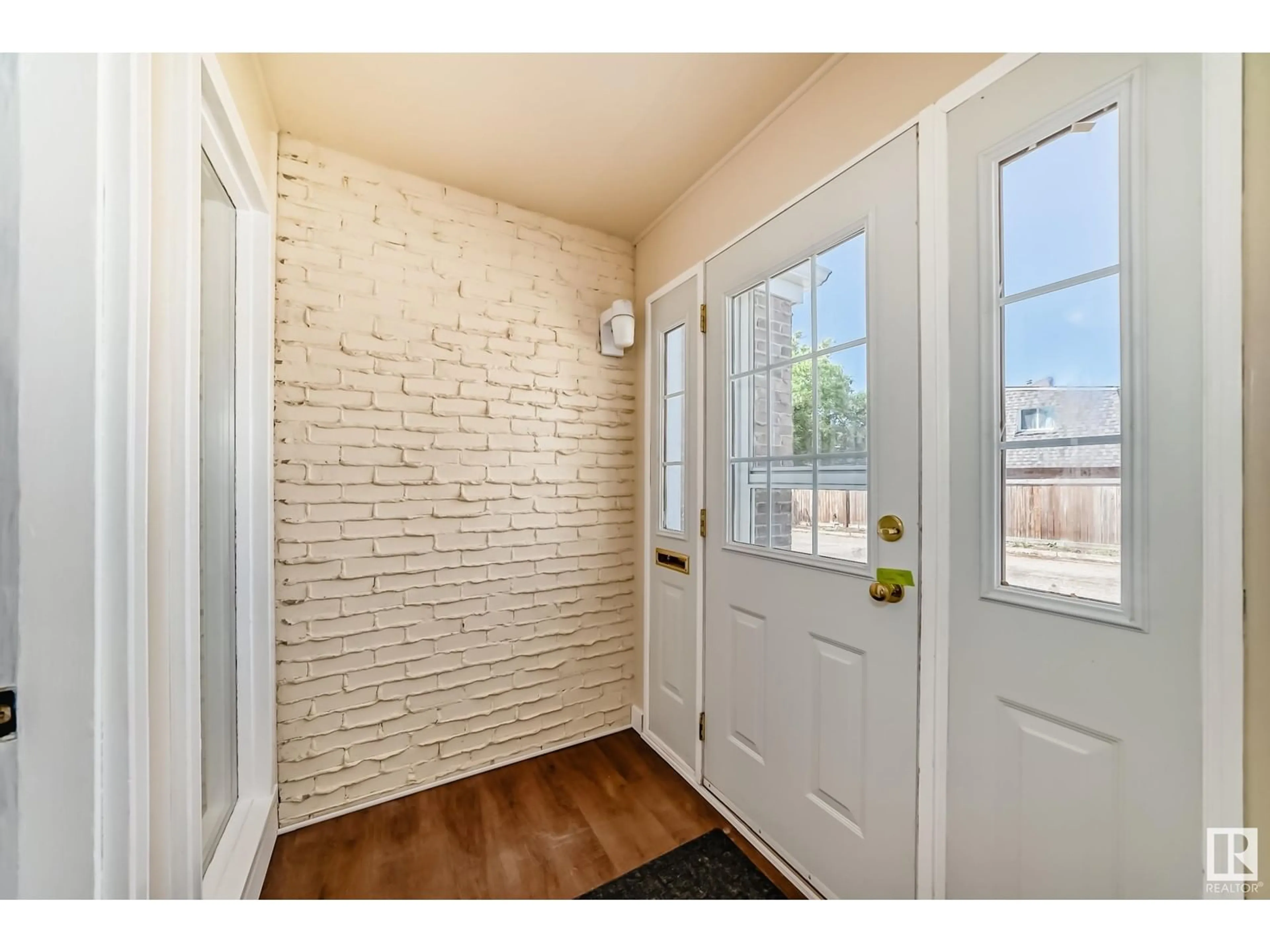 Indoor entryway for 1 GRANDVIEW RG, St. Albert Alberta T8N1T3