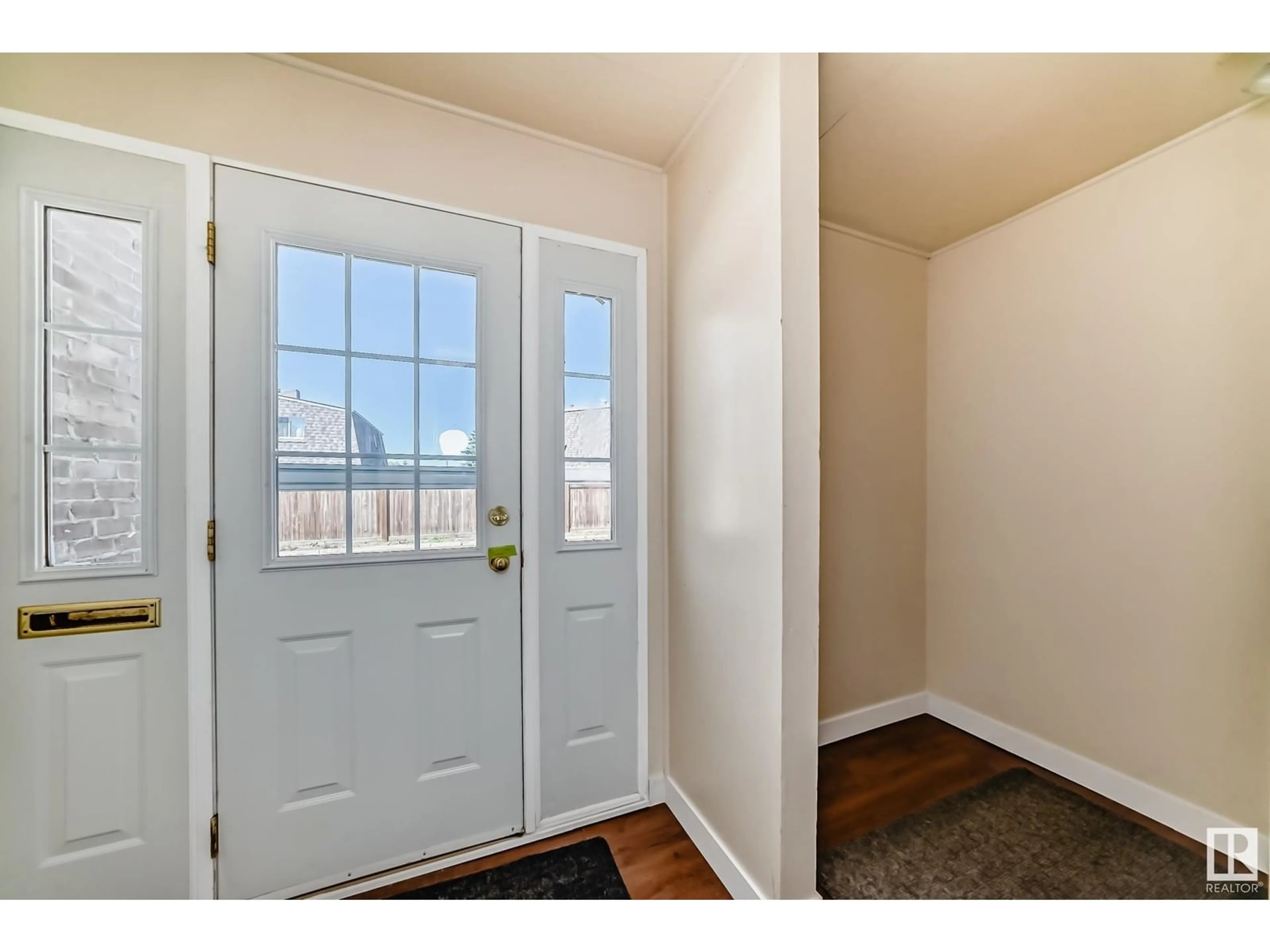 Indoor entryway for 1 GRANDVIEW RG, St. Albert Alberta T8N1T3