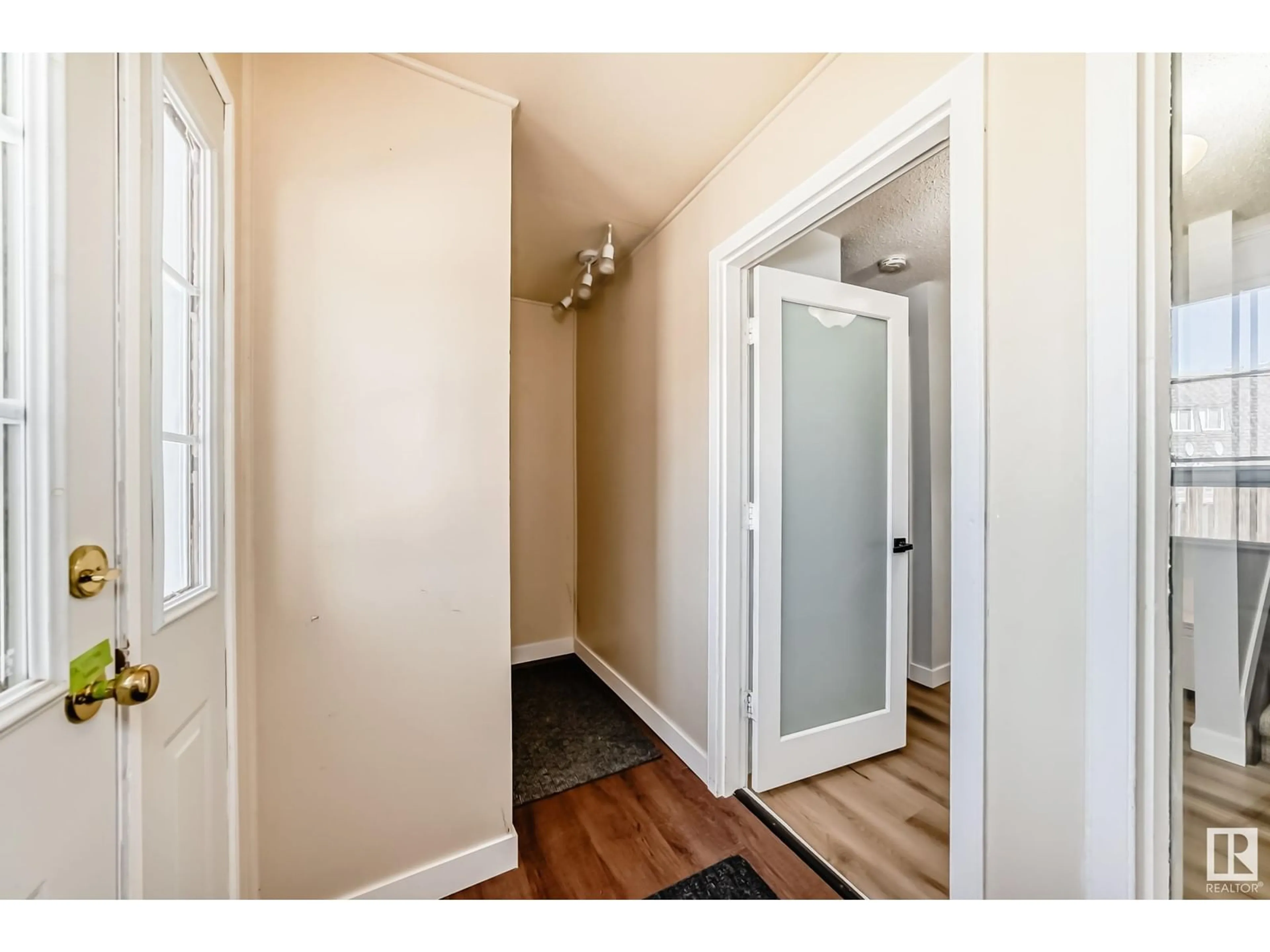Indoor entryway for 1 GRANDVIEW RG, St. Albert Alberta T8N1T3