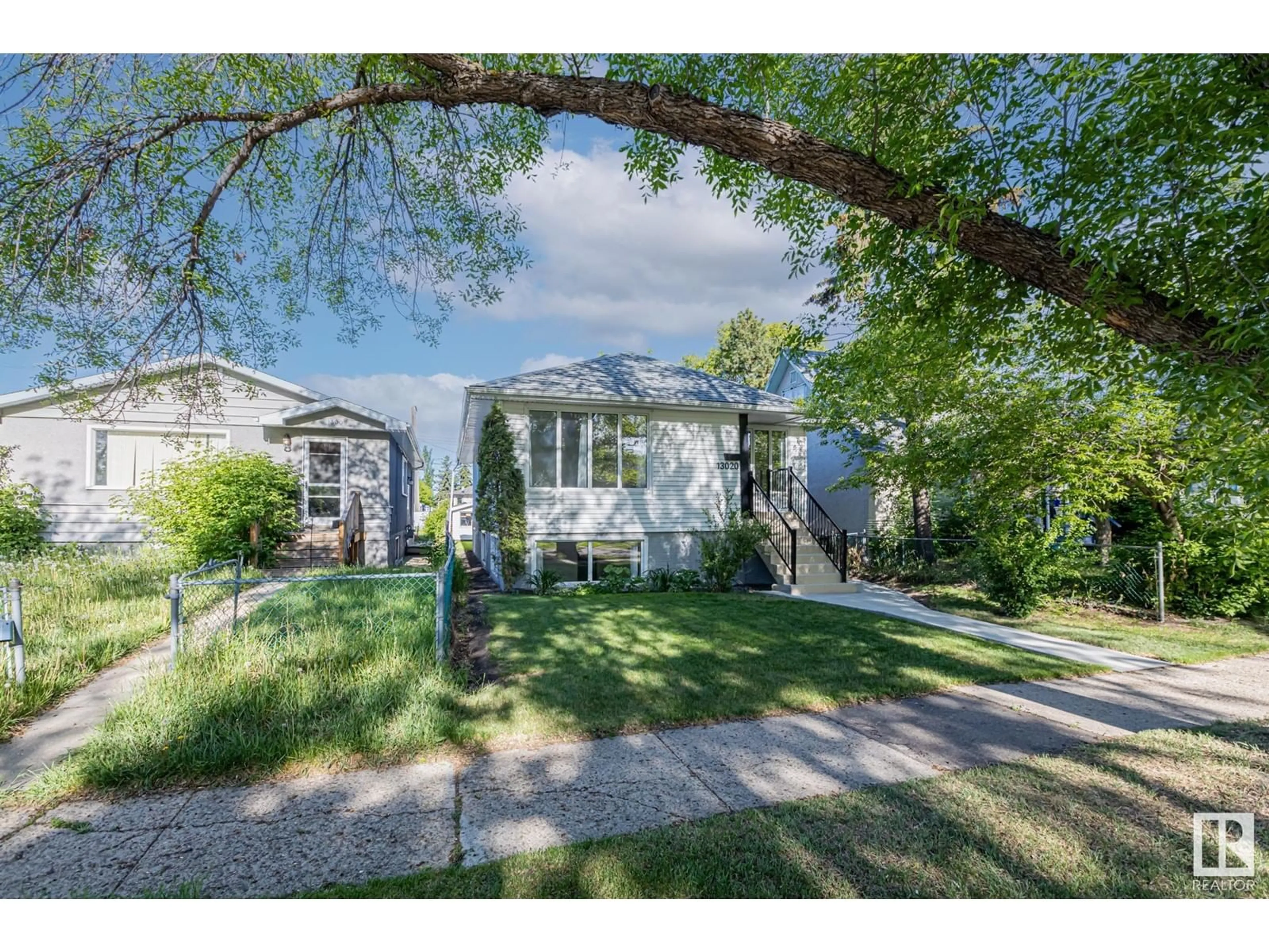A pic from outside/outdoor area/front of a property/back of a property/a pic from drone, street for NW - 13020 65 ST, Edmonton Alberta T5A1A1