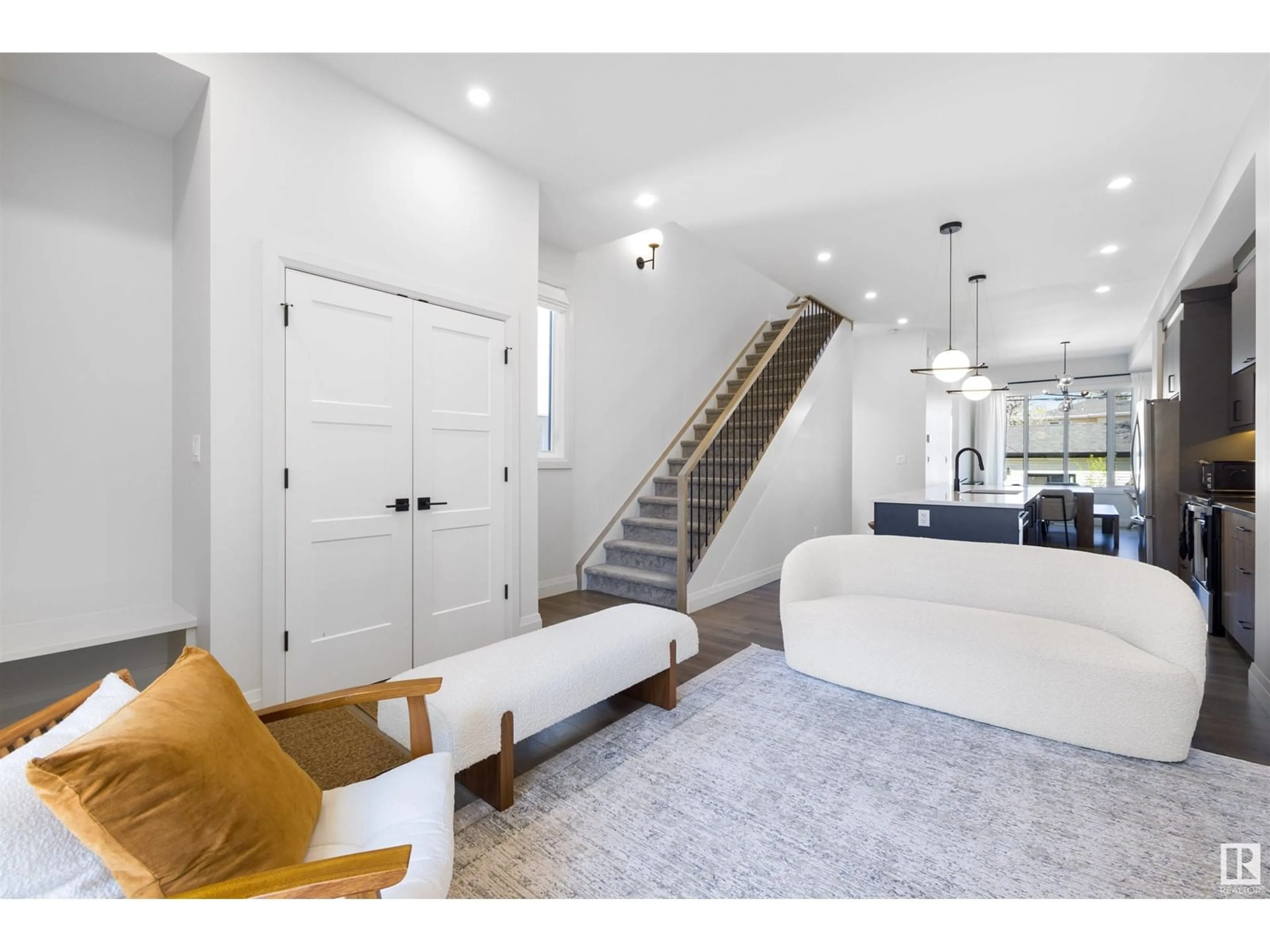 Indoor entryway for 9552 73 AV, Edmonton Alberta T6E1A9