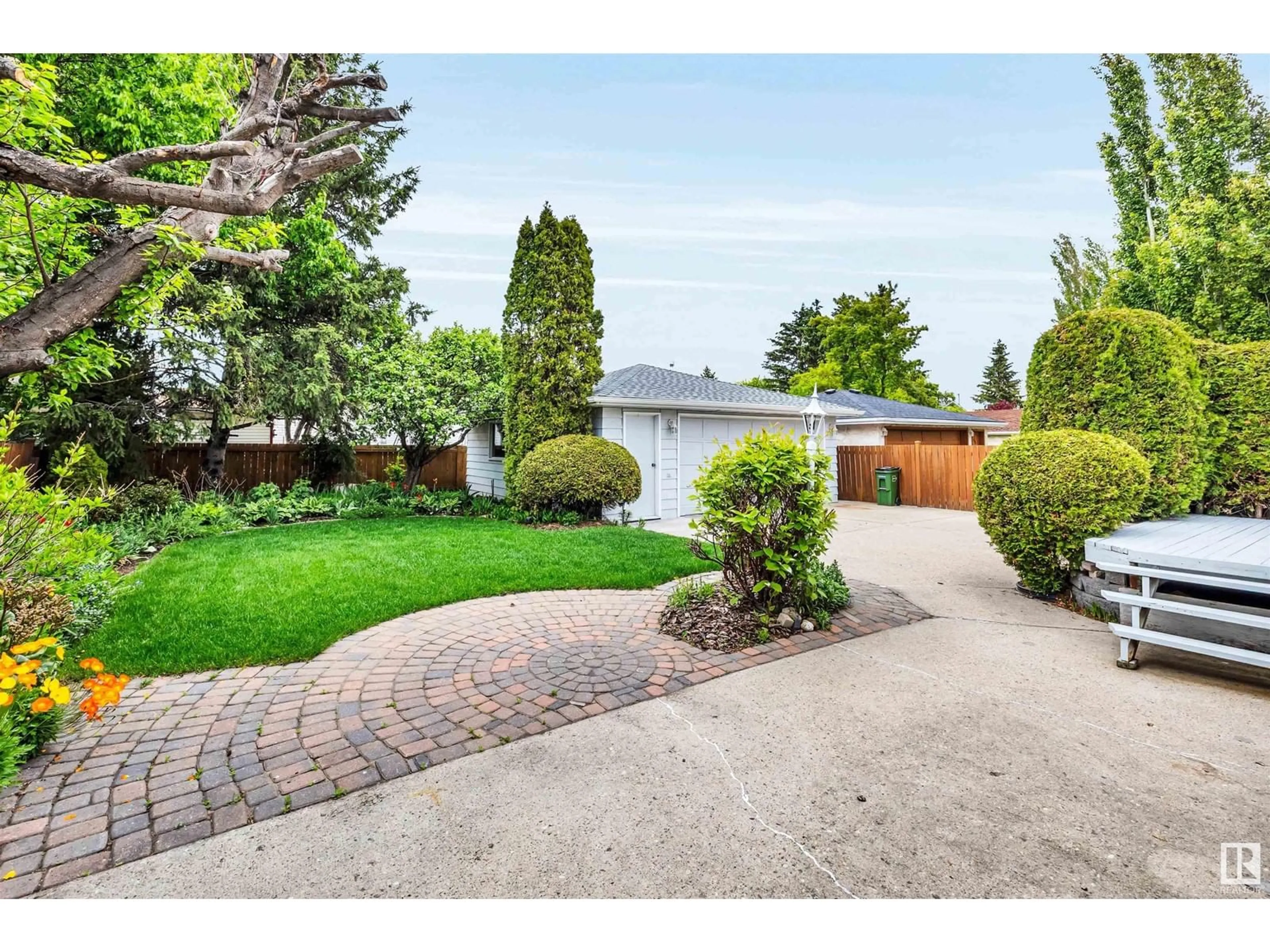 A pic from outside/outdoor area/front of a property/back of a property/a pic from drone, street for 18420 89 AV, Edmonton Alberta T5T1N5