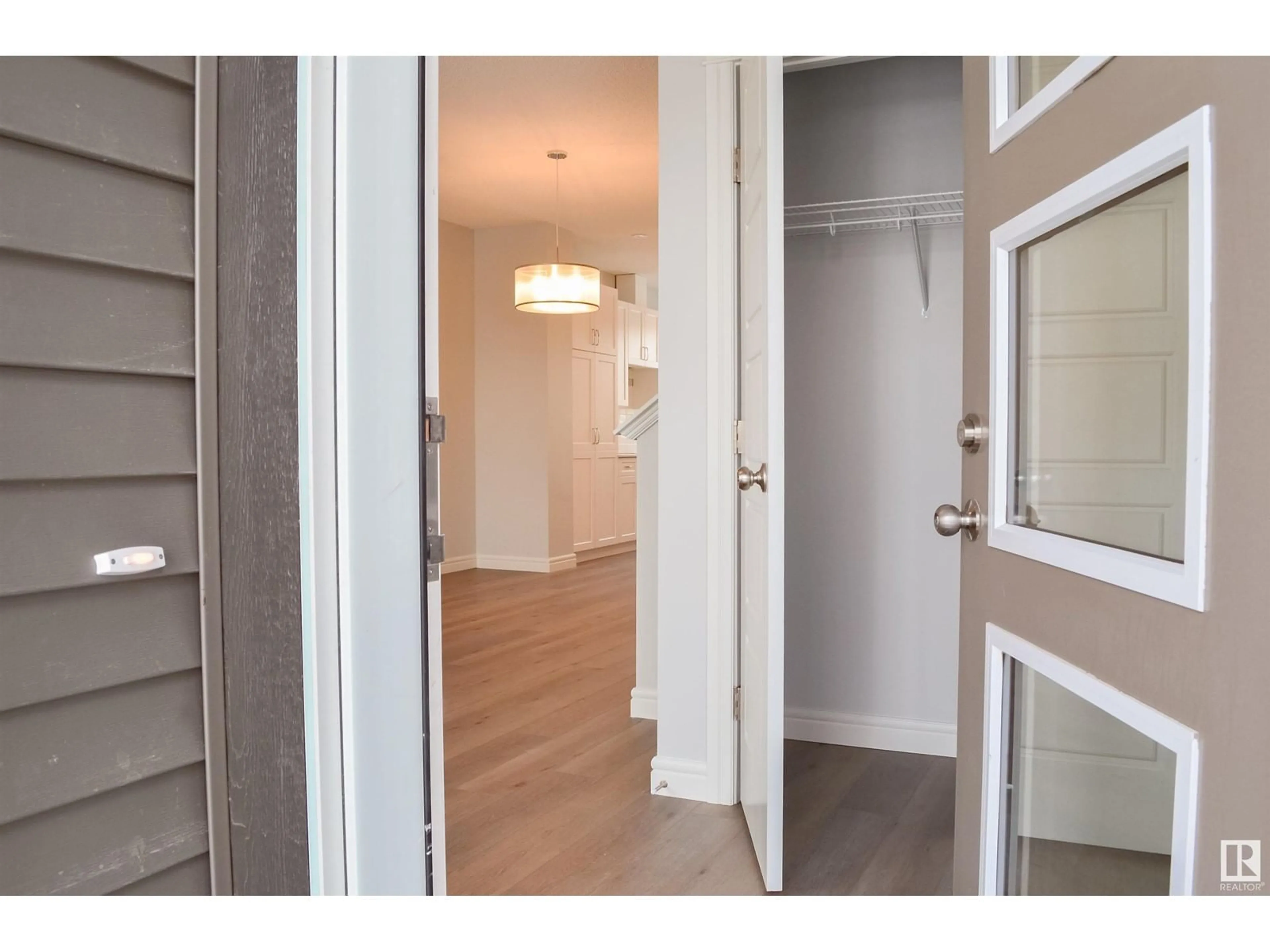 Indoor entryway for 1212 KESWICK DR, Edmonton Alberta T6W4J9